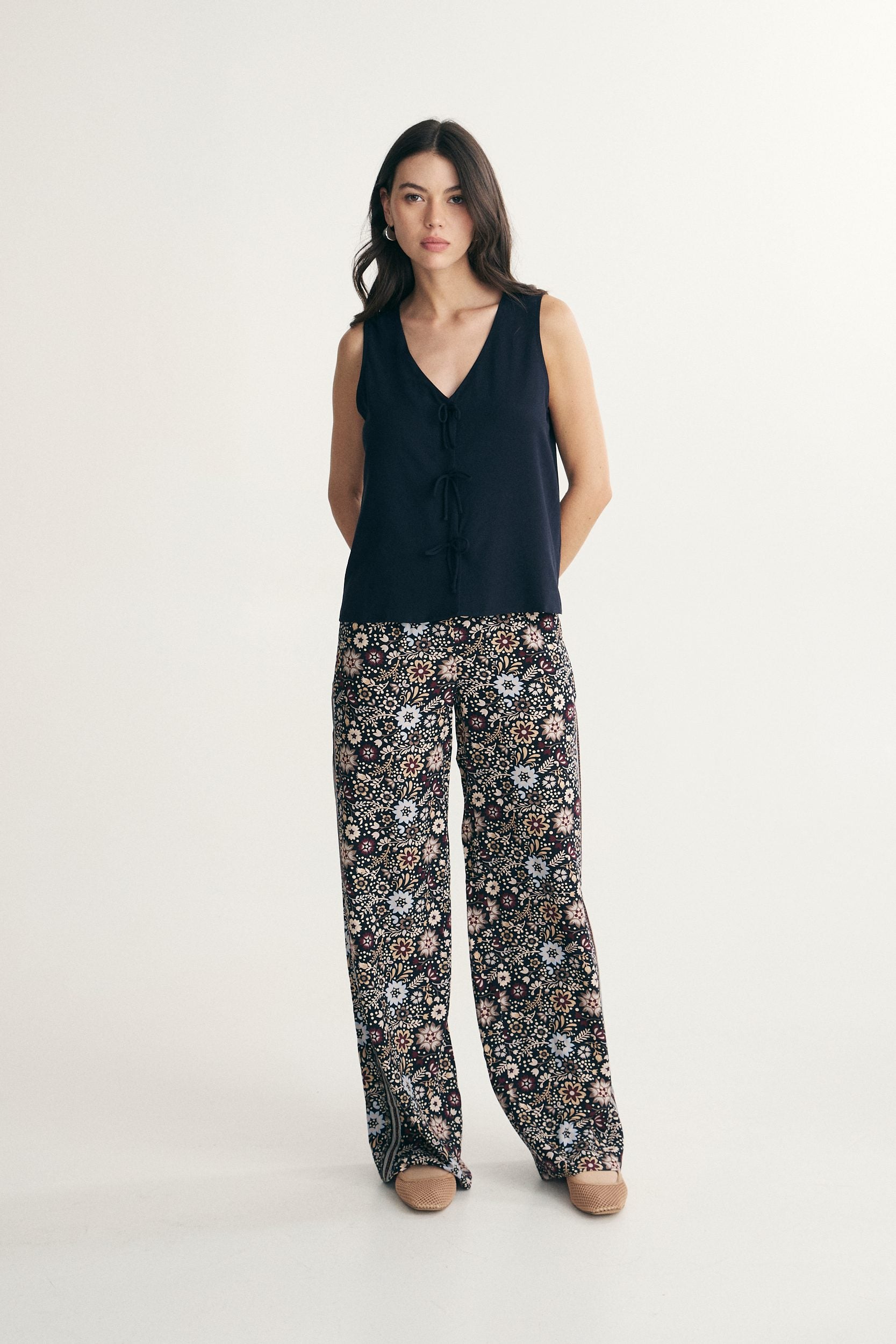 Sleeveless top with bows