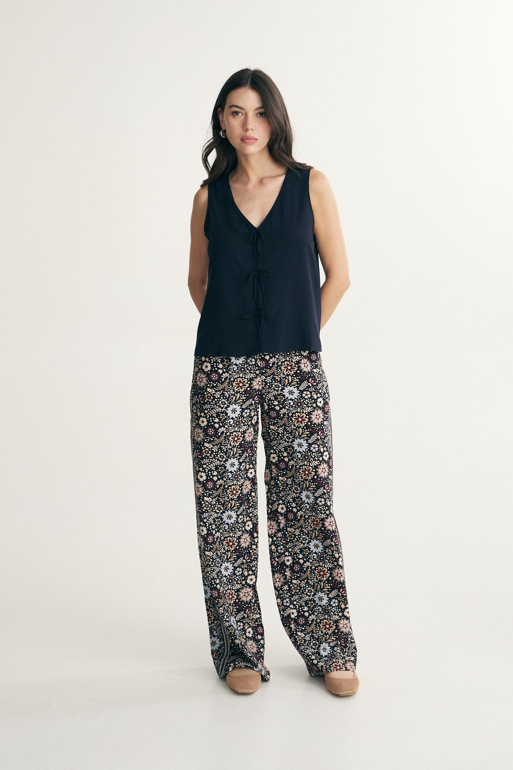 Sleeveless top with bows