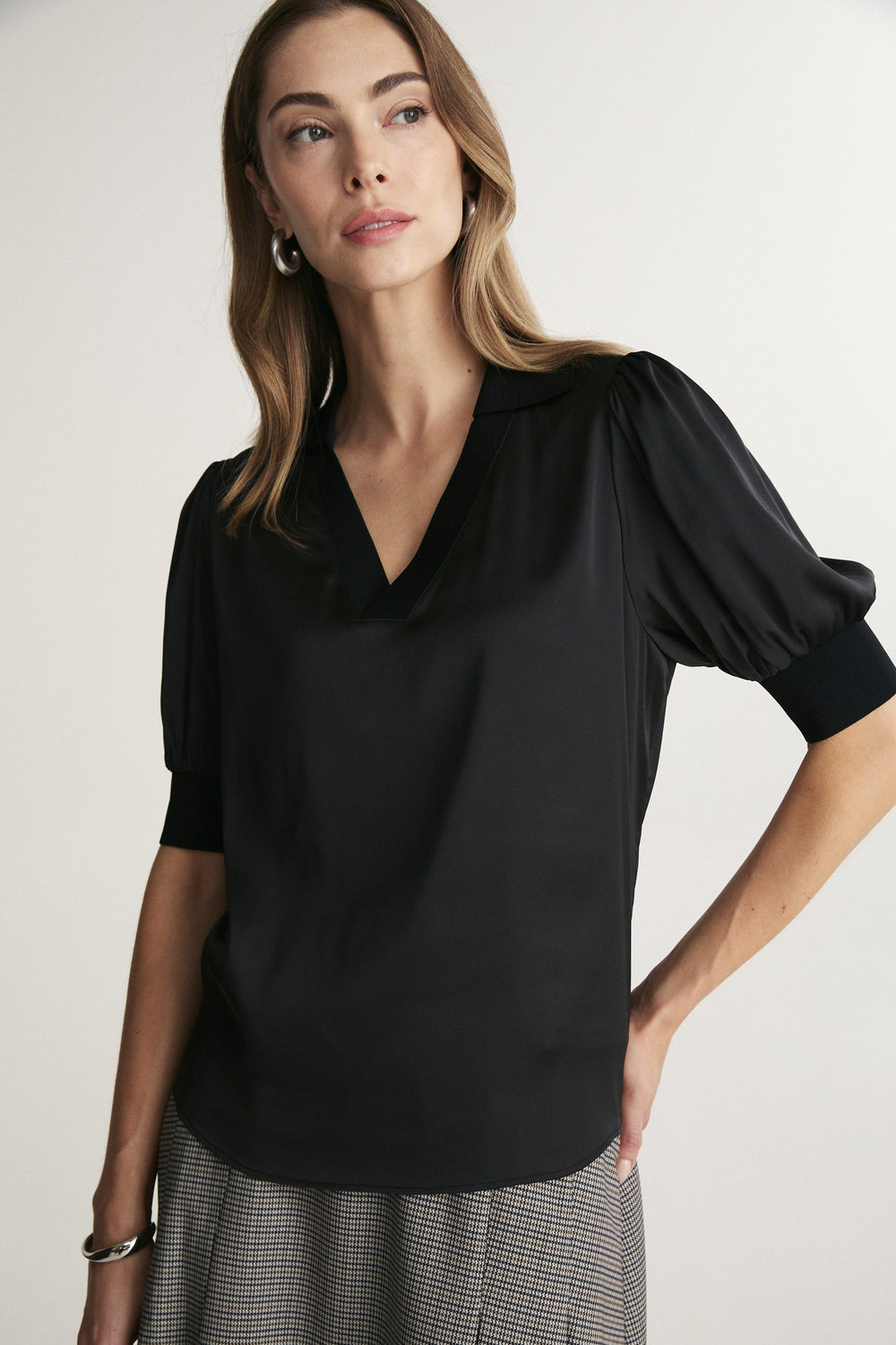 Ribbed V-neck puff-sleeve top