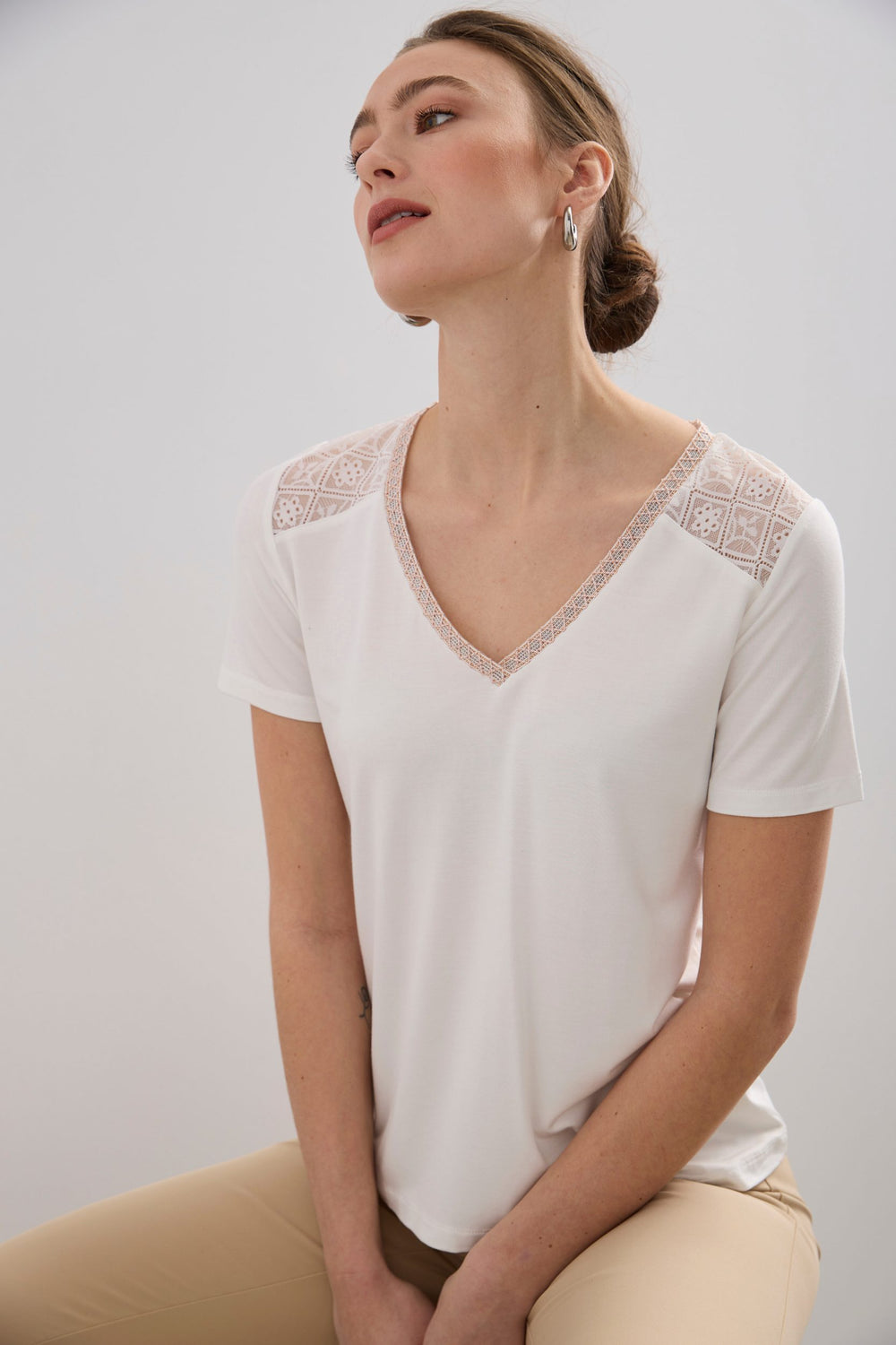 T-shirt col V avec dentelle