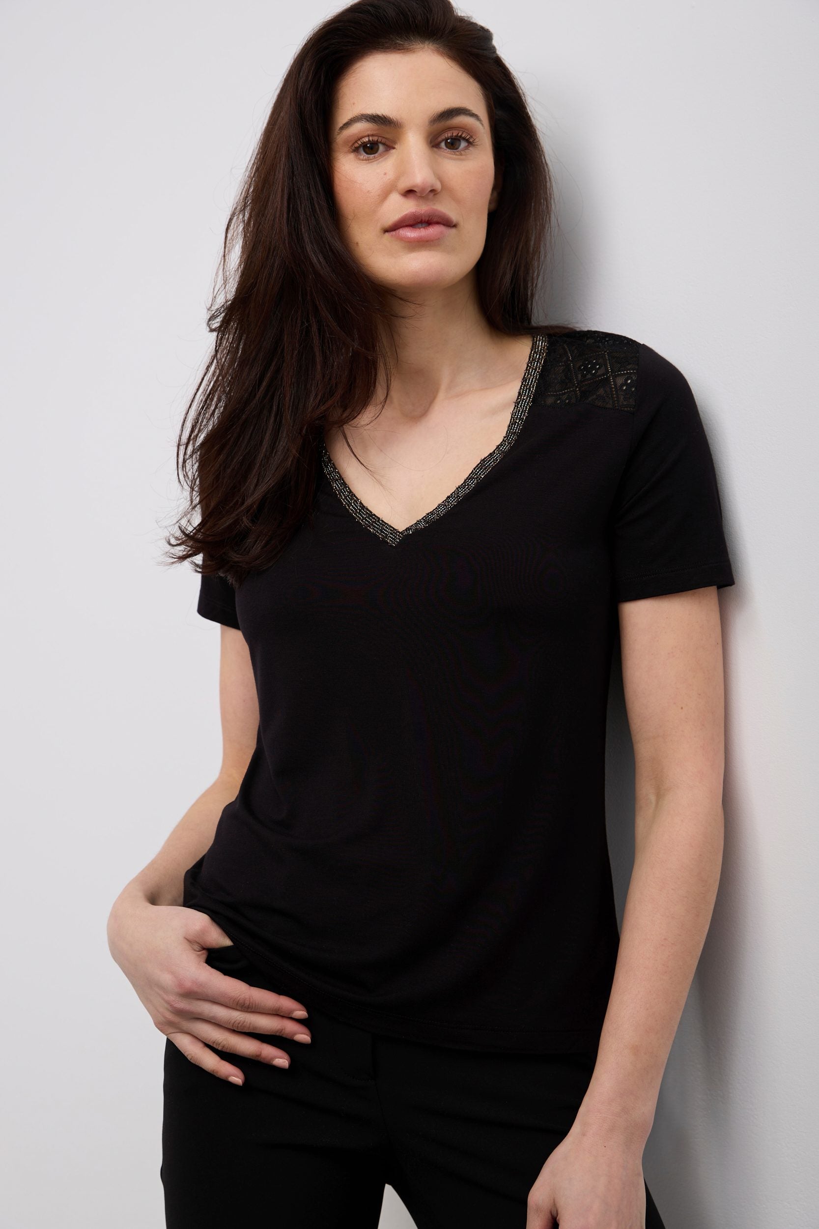 T-shirt col V avec dentelle
