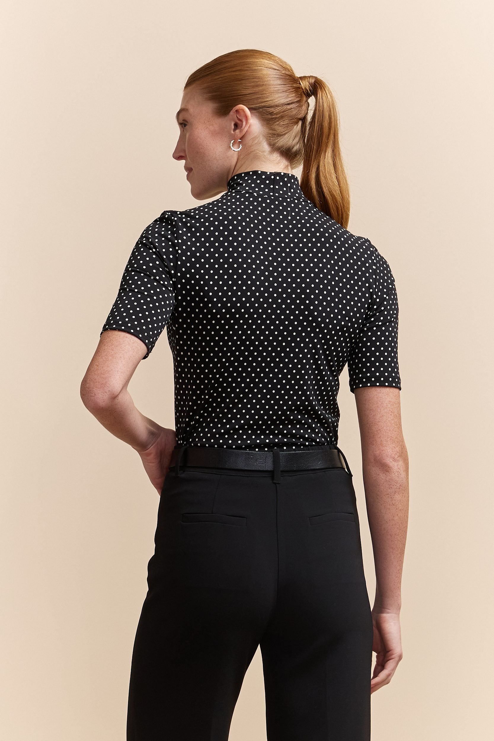 T shirt a pois col montant