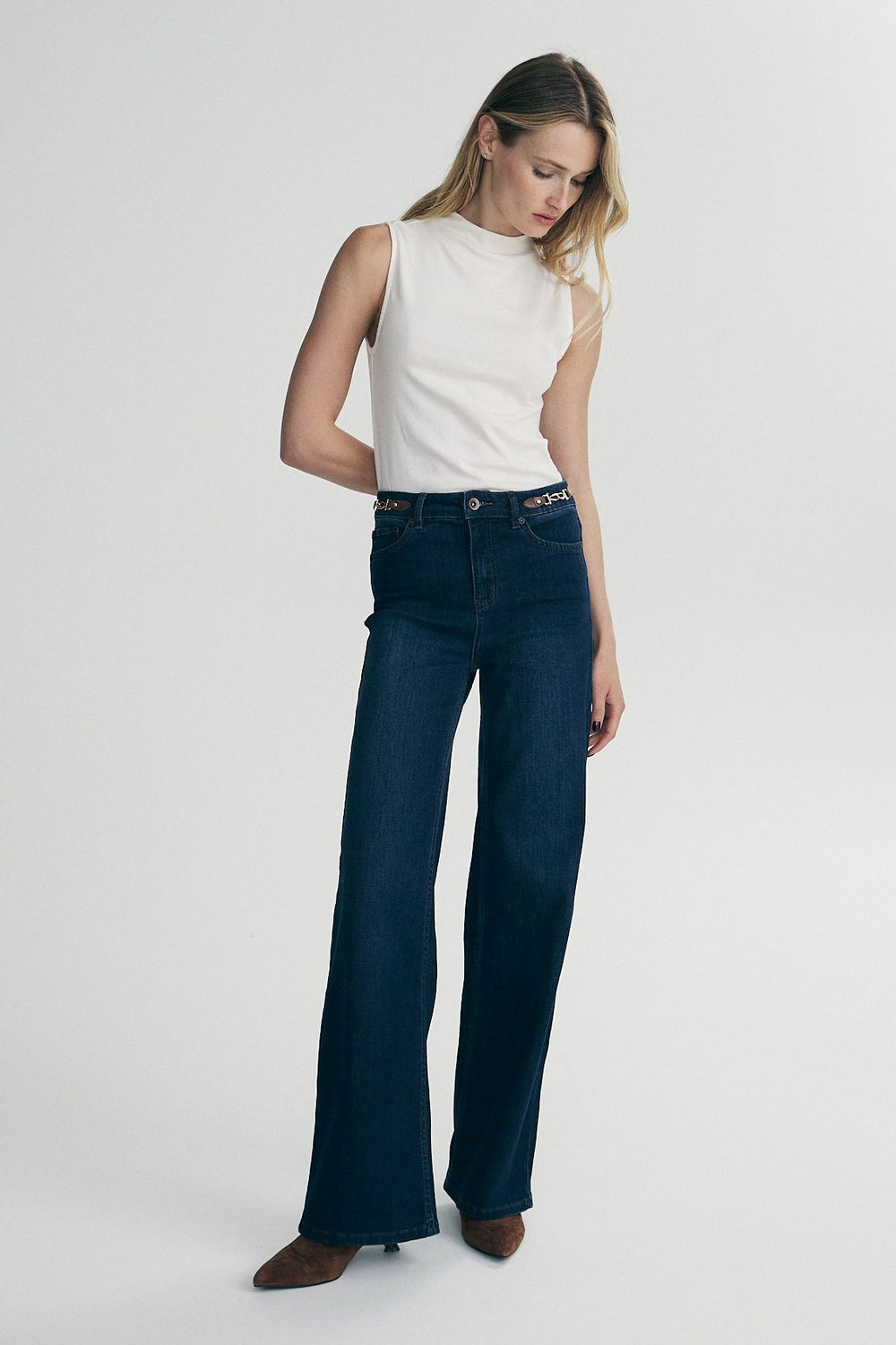 Sleeveless top with stand-up collar