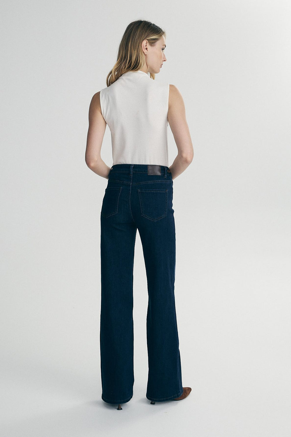 Sleeveless top with stand-up collar