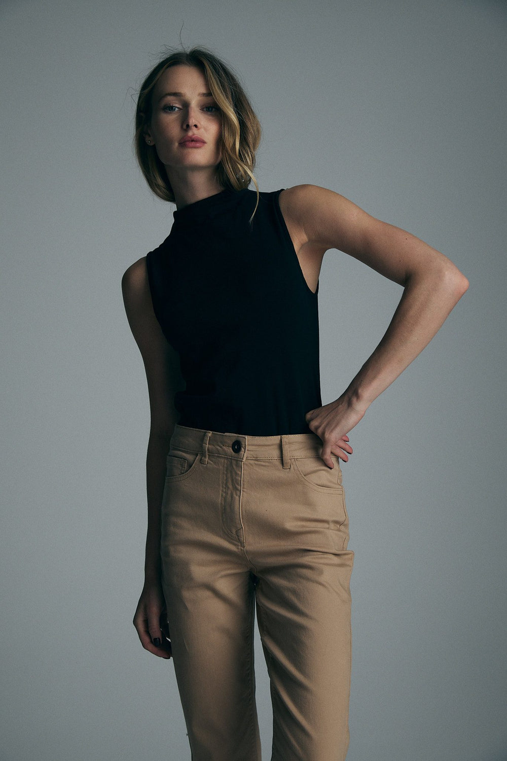 Sleeveless top with stand-up collar