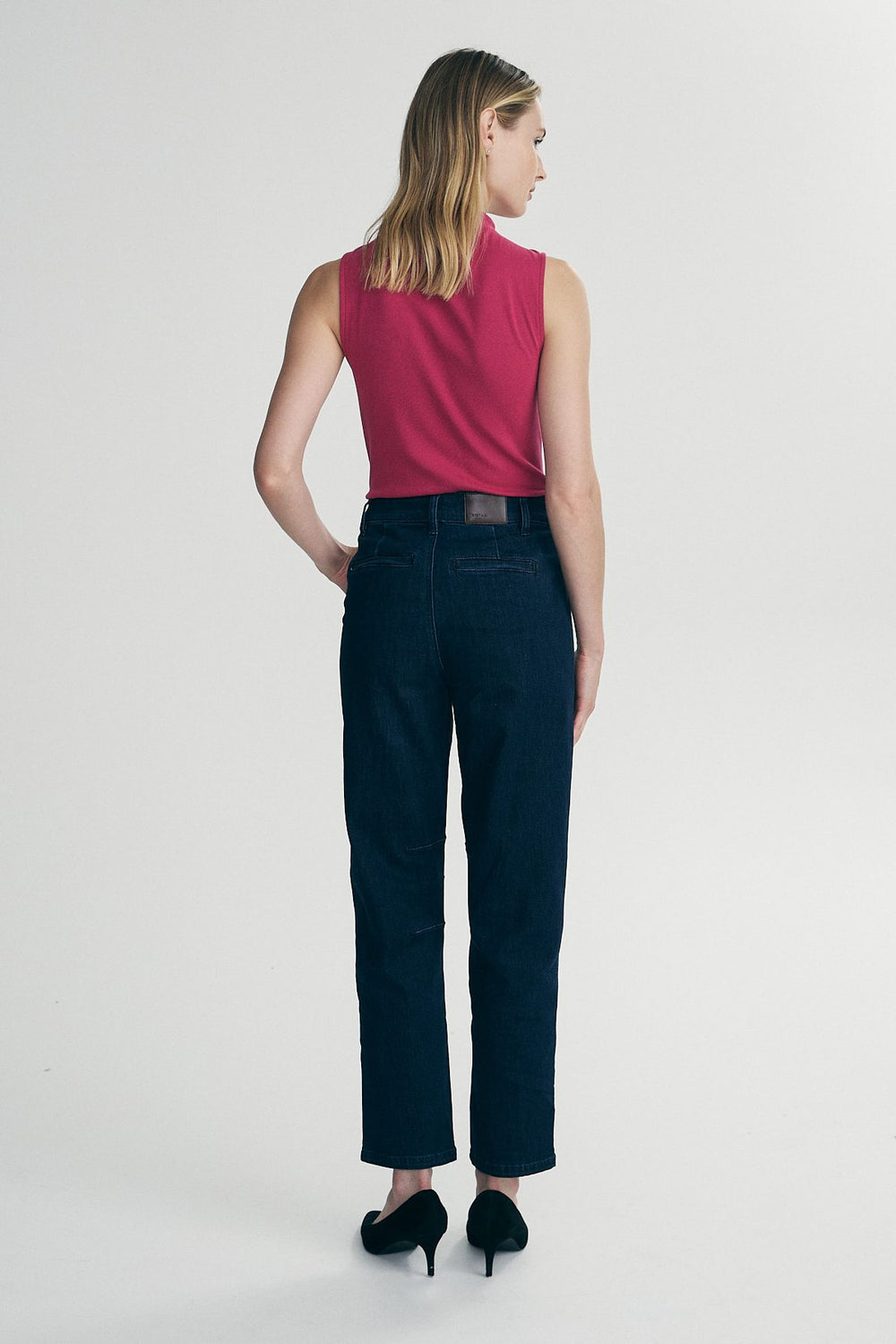 Sleeveless top with stand-up collar