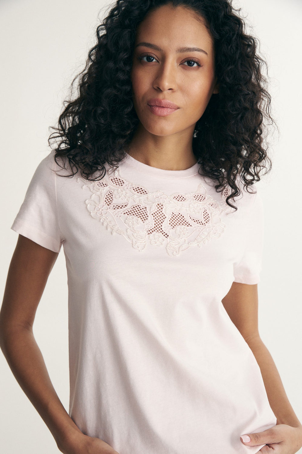 T-shirt à encolure brodée