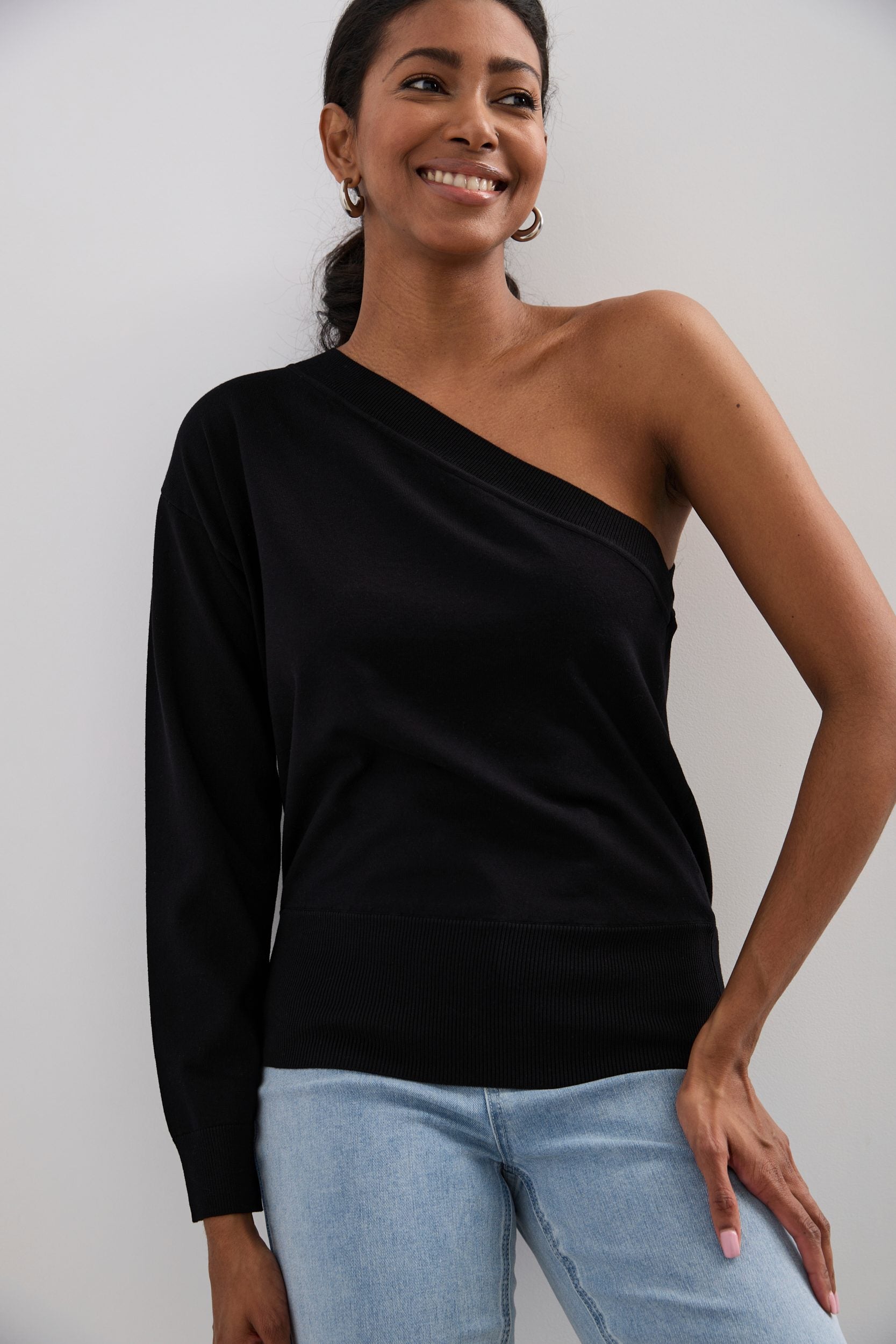 Pull à une épaule dénudée