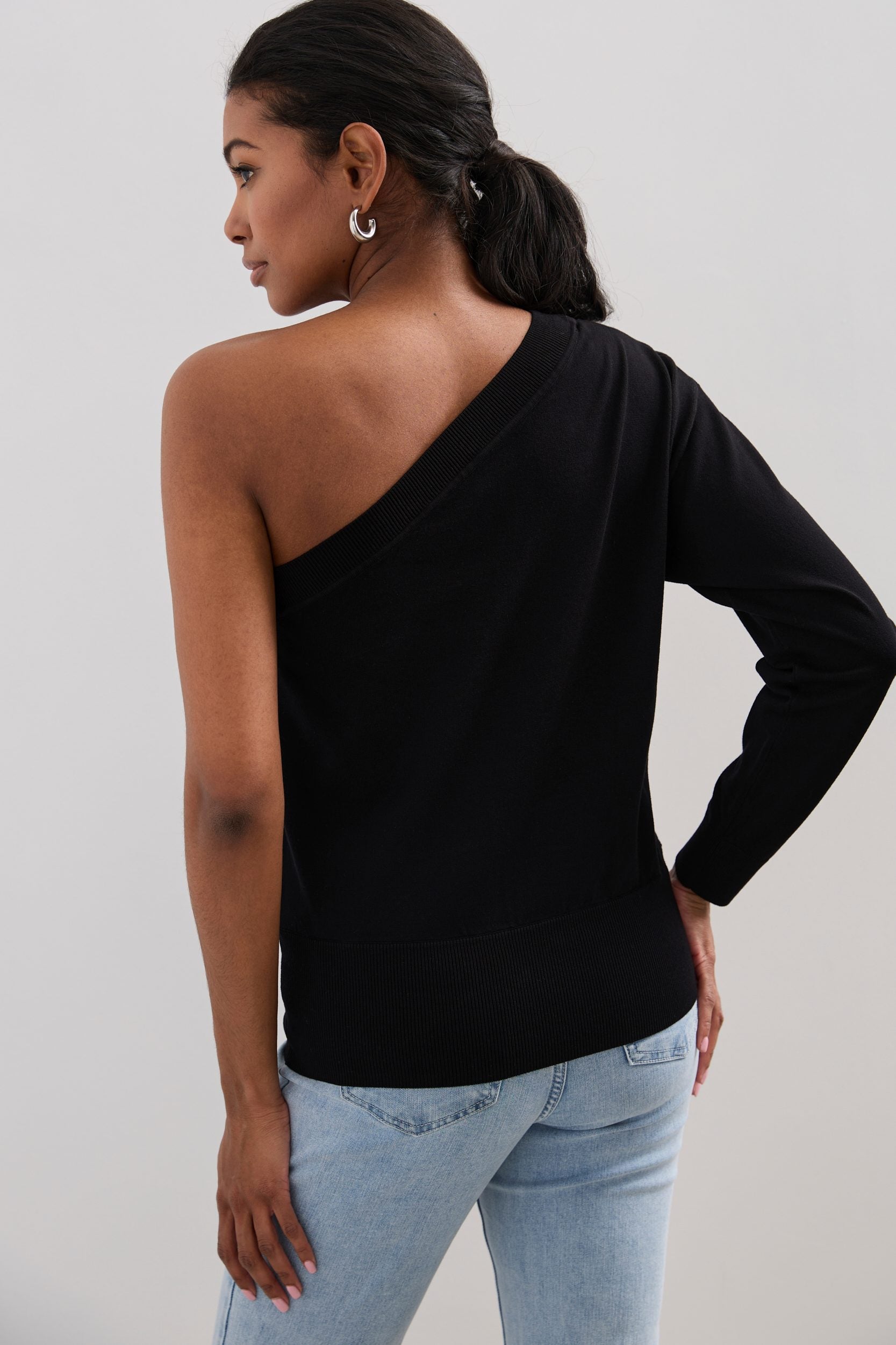Pull à une épaule dénudée