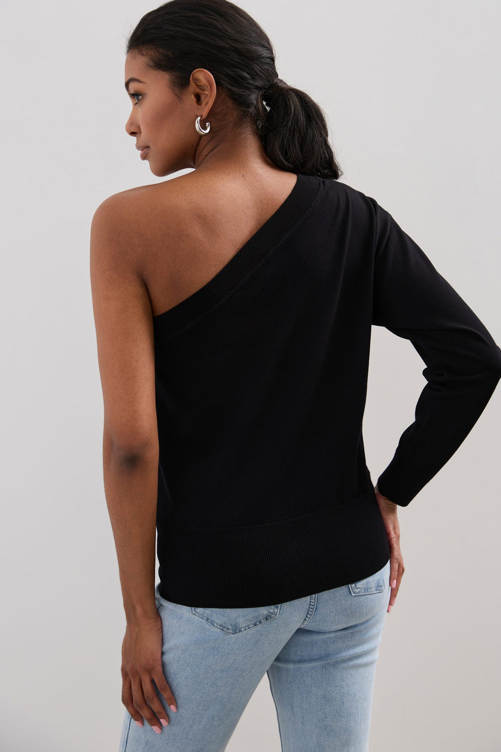 Pull à une épaule dénudée