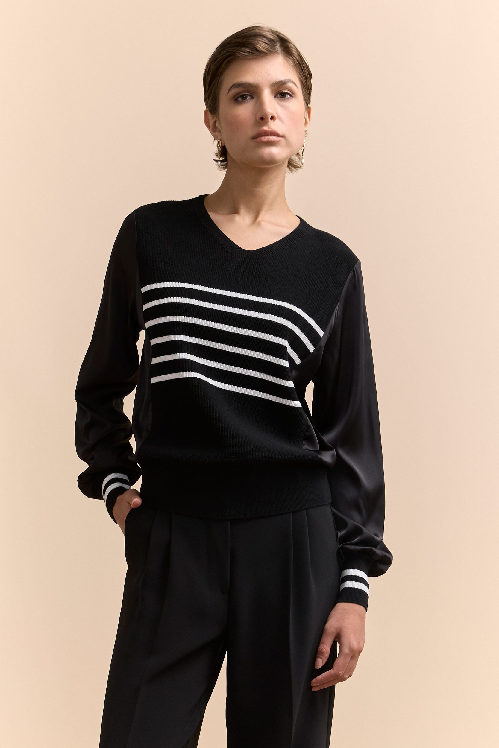 Pull manches en satin et col V