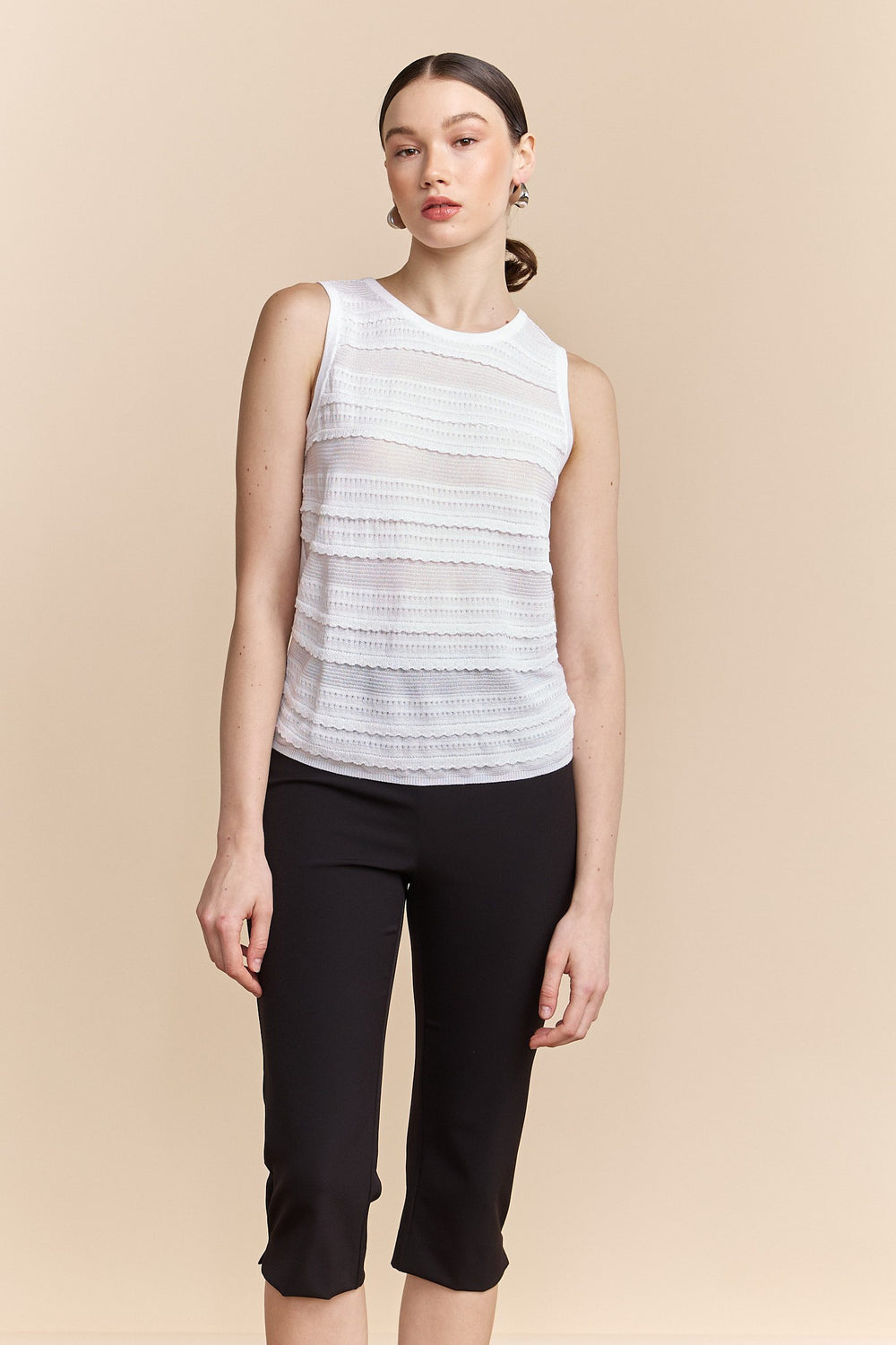 Fine yarn sleeveless top
