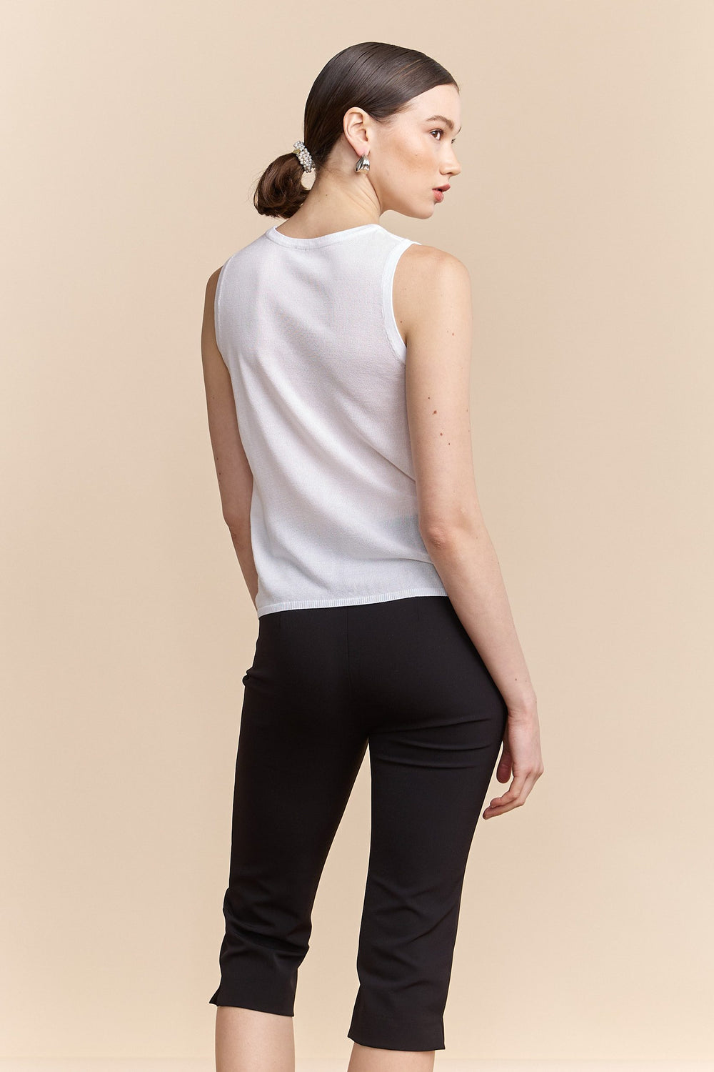 Fine yarn sleeveless top