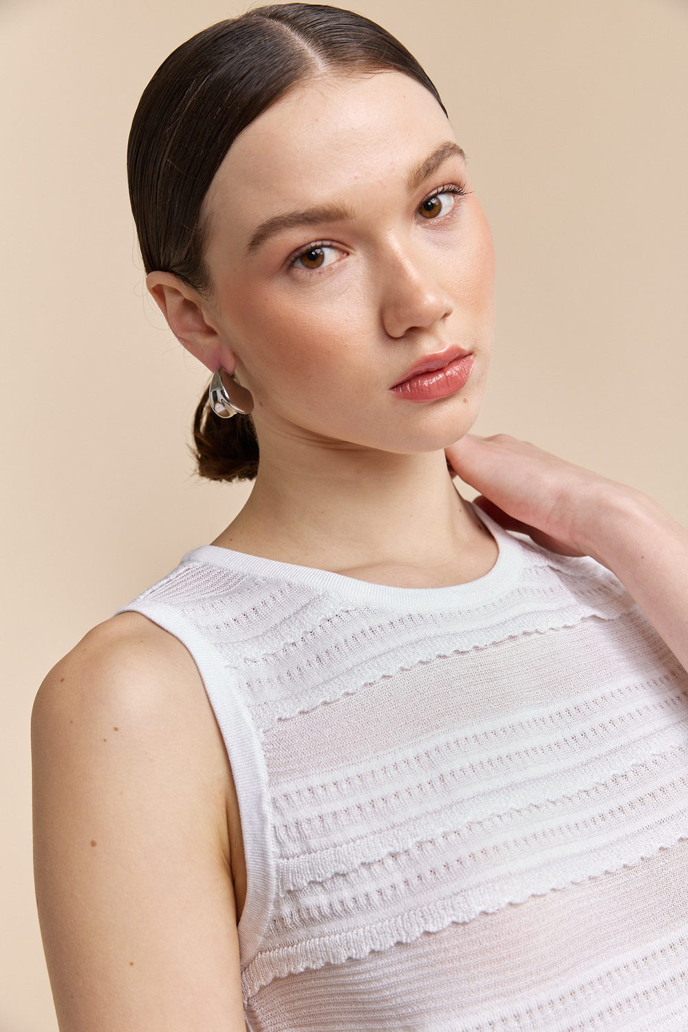 Fine yarn sleeveless top