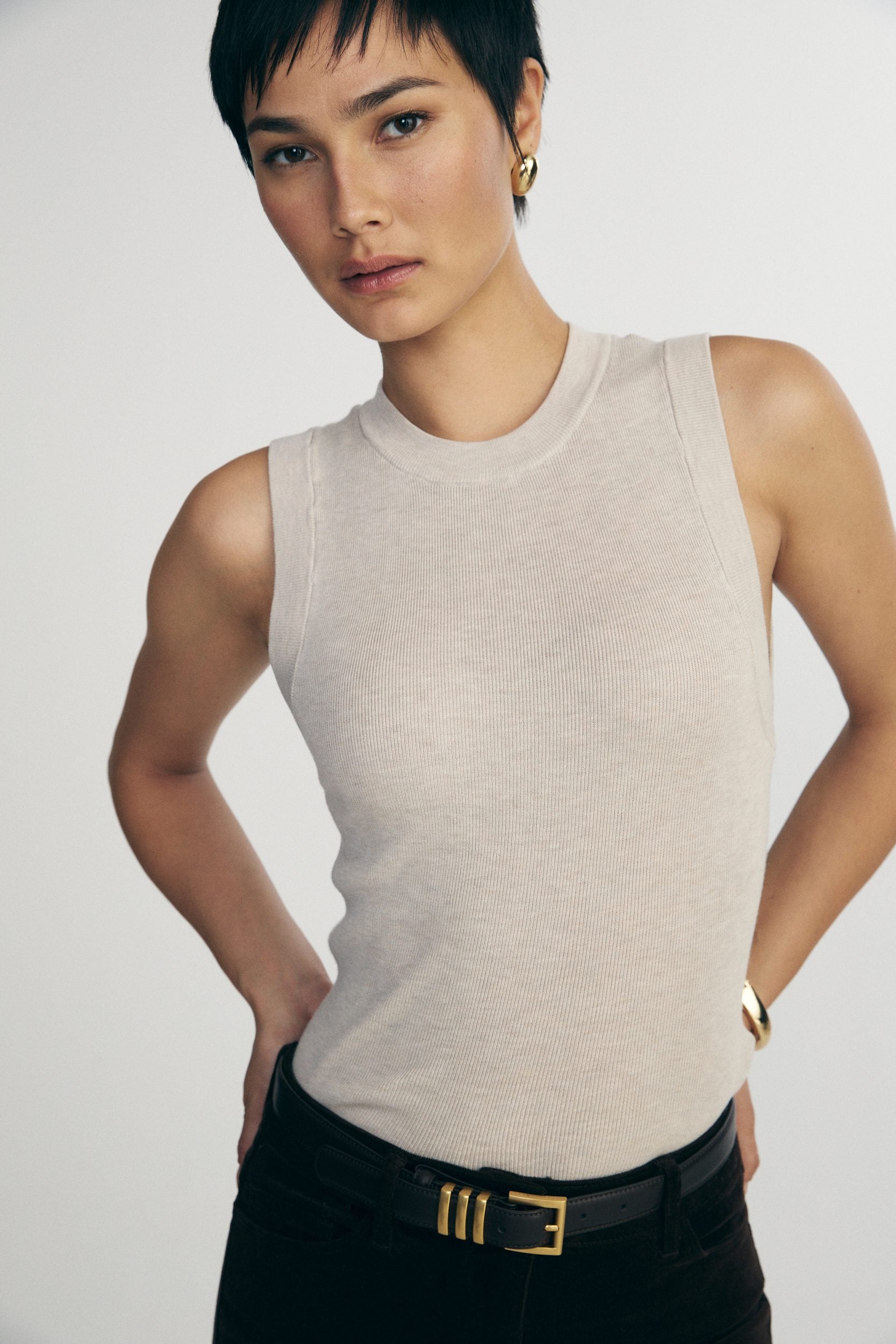 Sleeveless ribbed sweater
