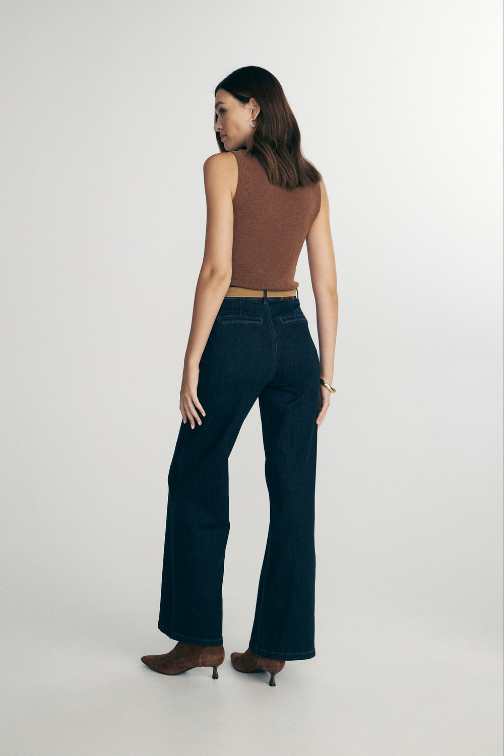Sleeveless ribbed sweater