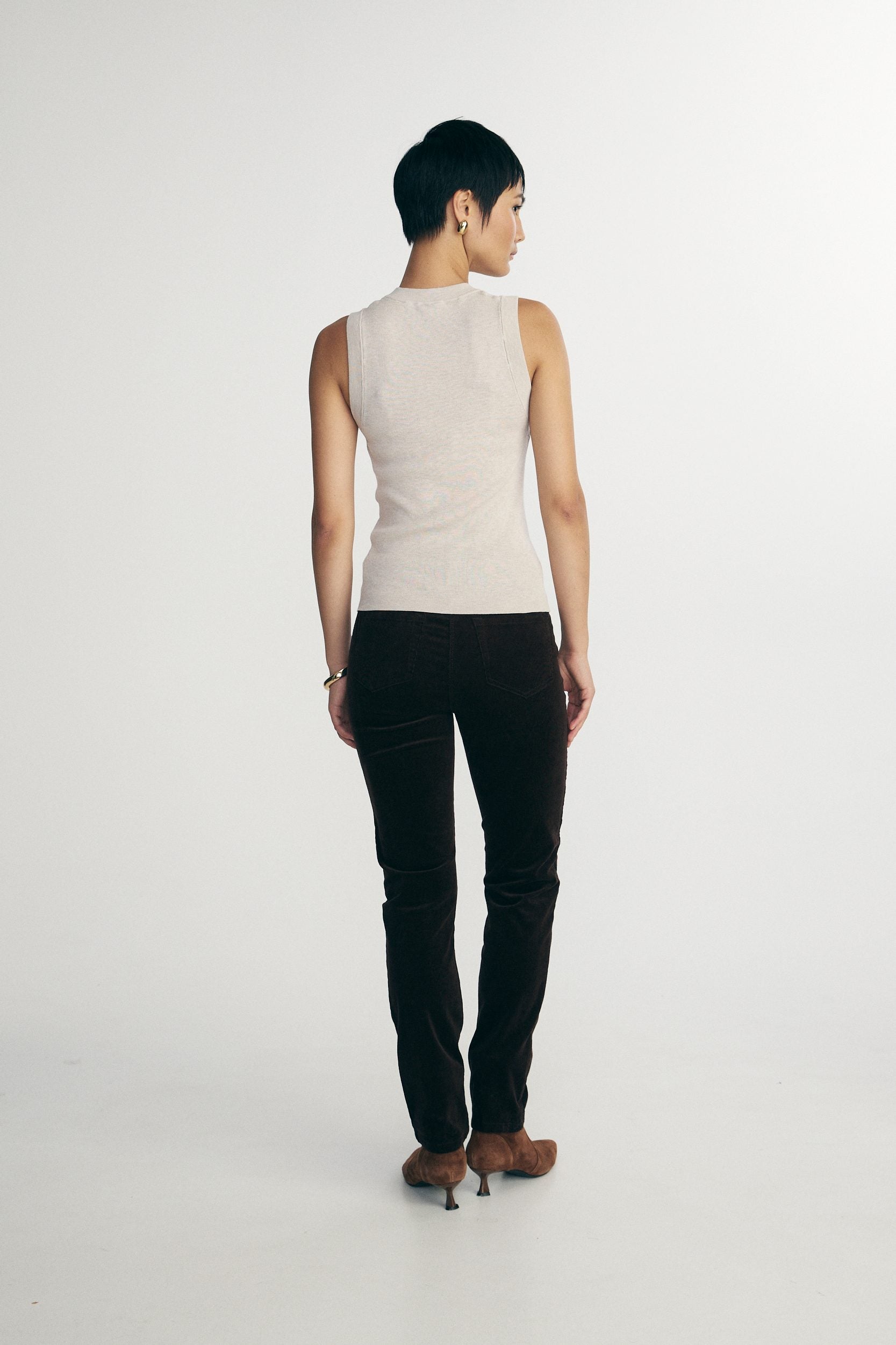 Sleeveless ribbed sweater