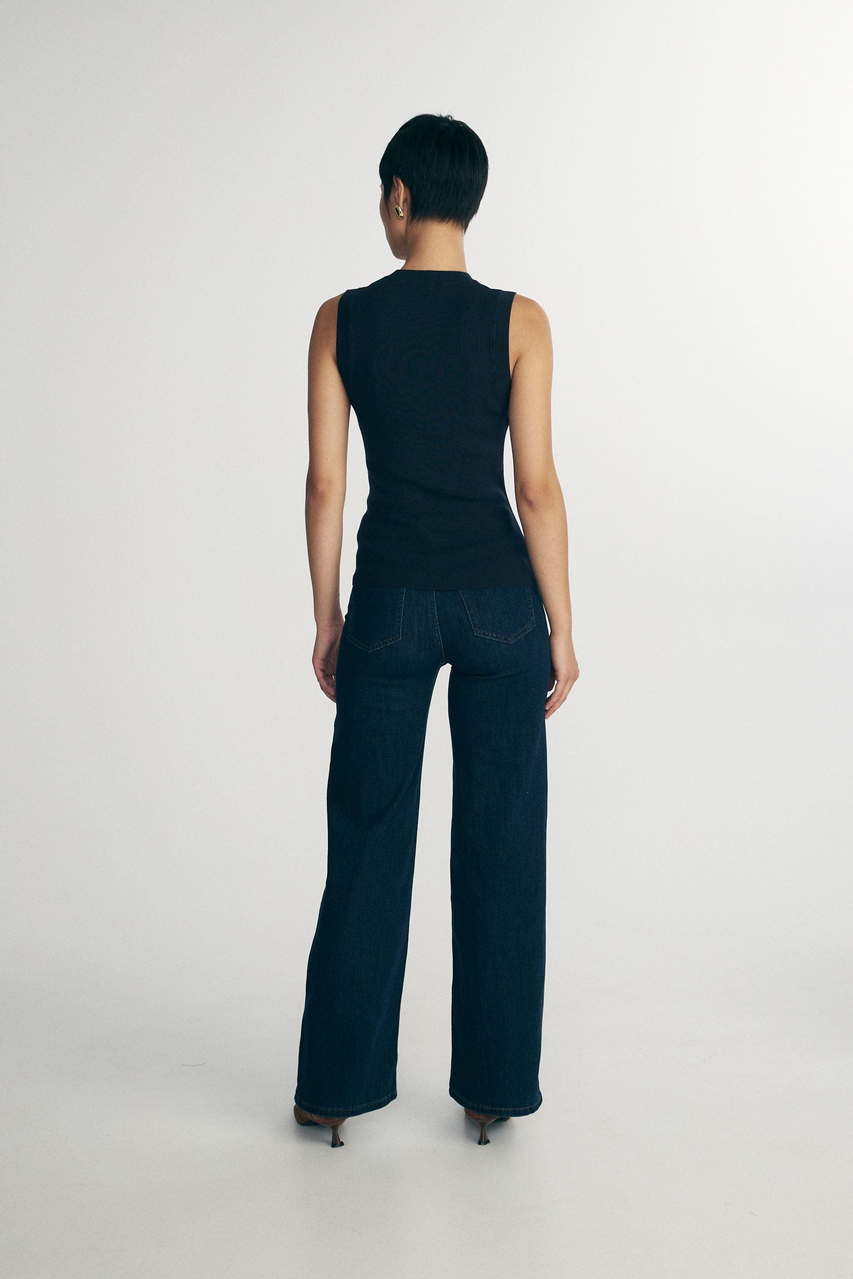 Sleeveless ribbed sweater