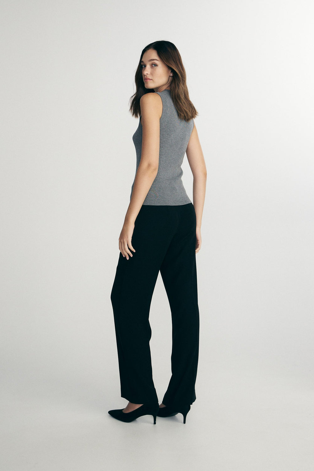 Sleeveless ribbed sweater