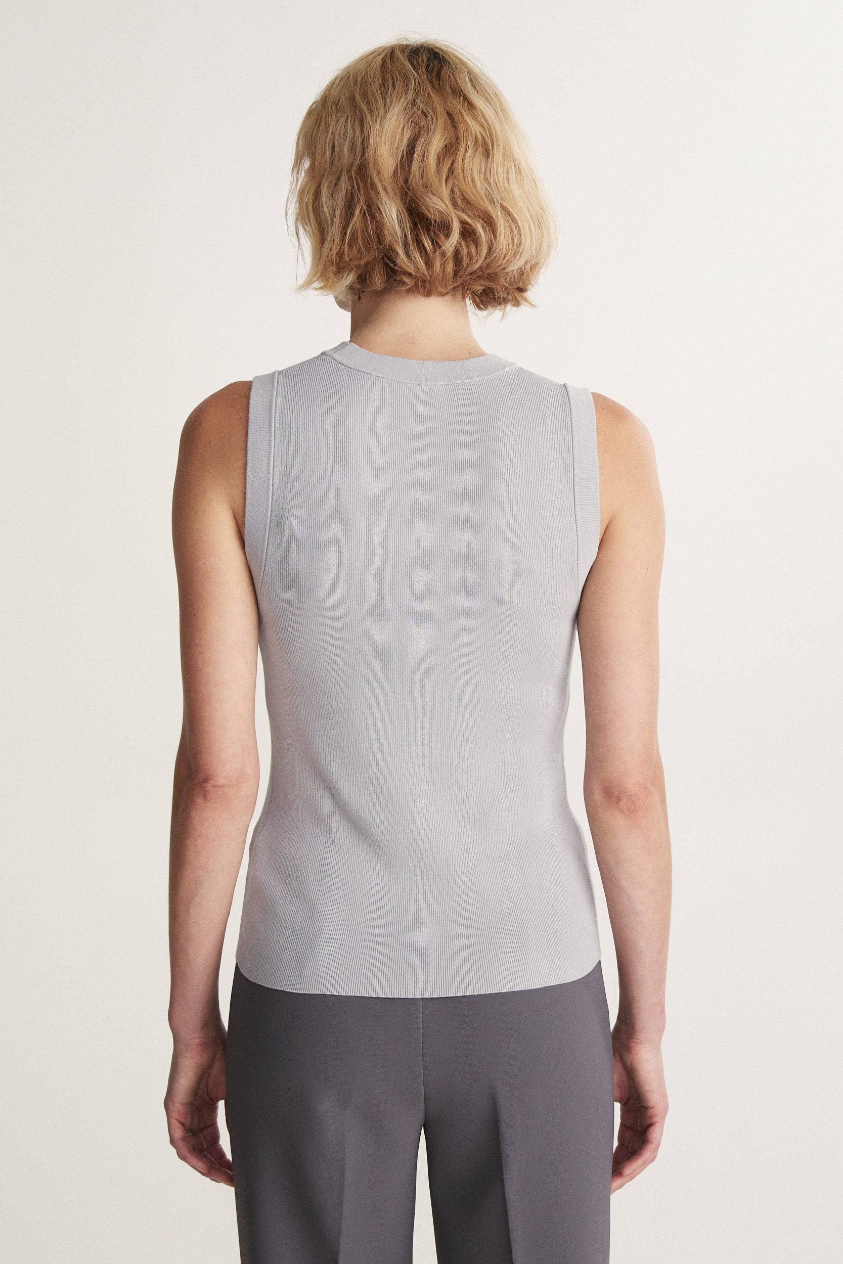 Sleeveless rib sweater