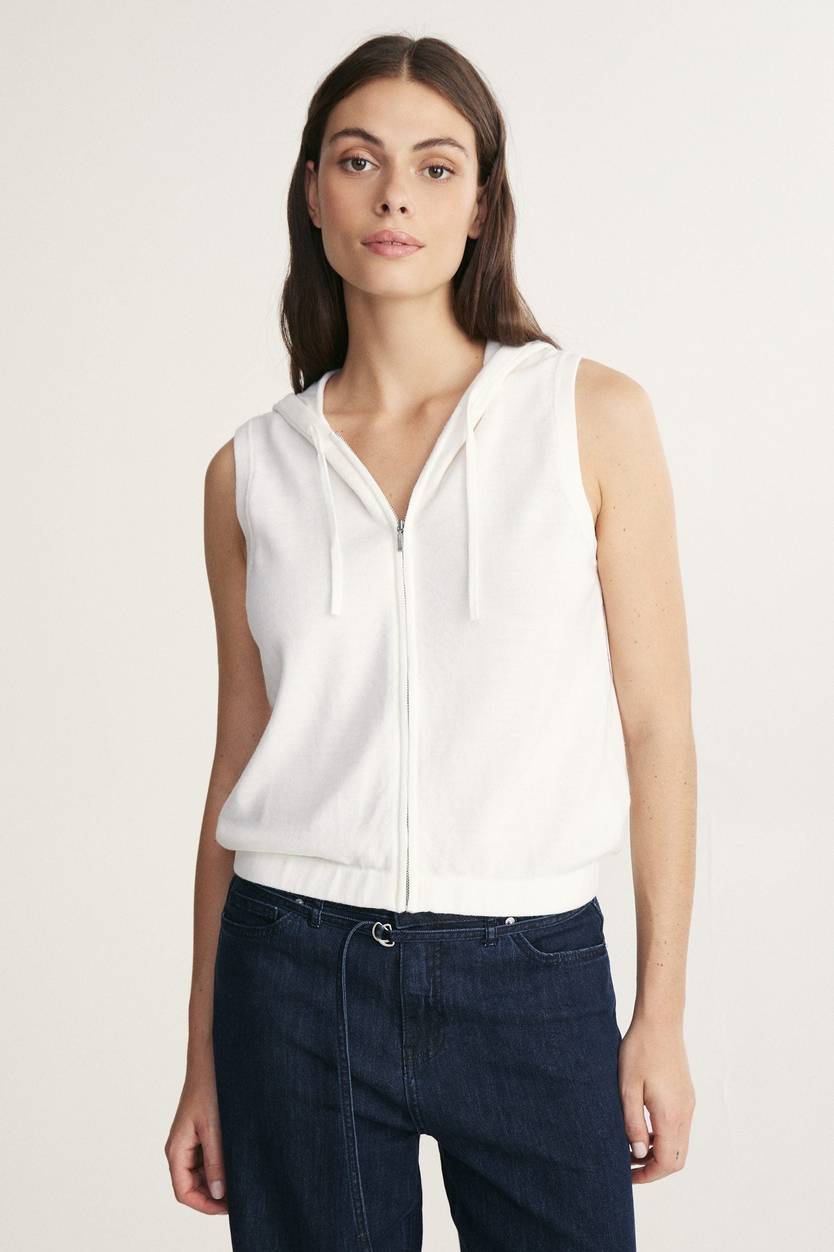 Sleeveless hoody sweater