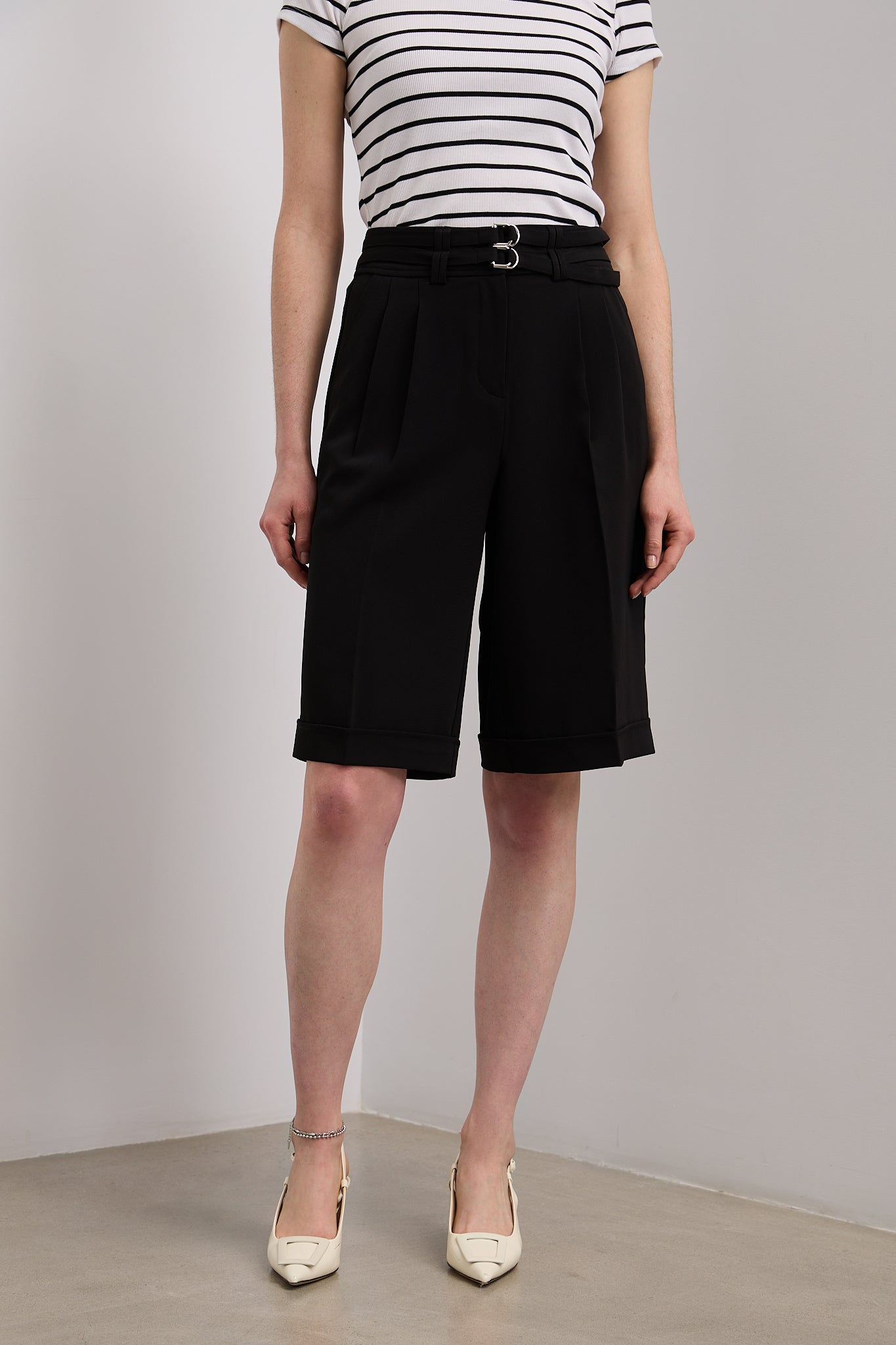Bermuda with pleats and double belts
