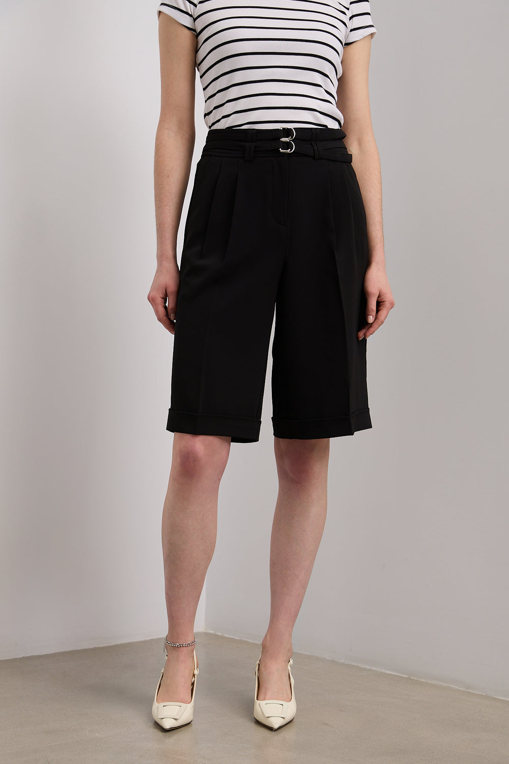Bermuda with pleats and double belts