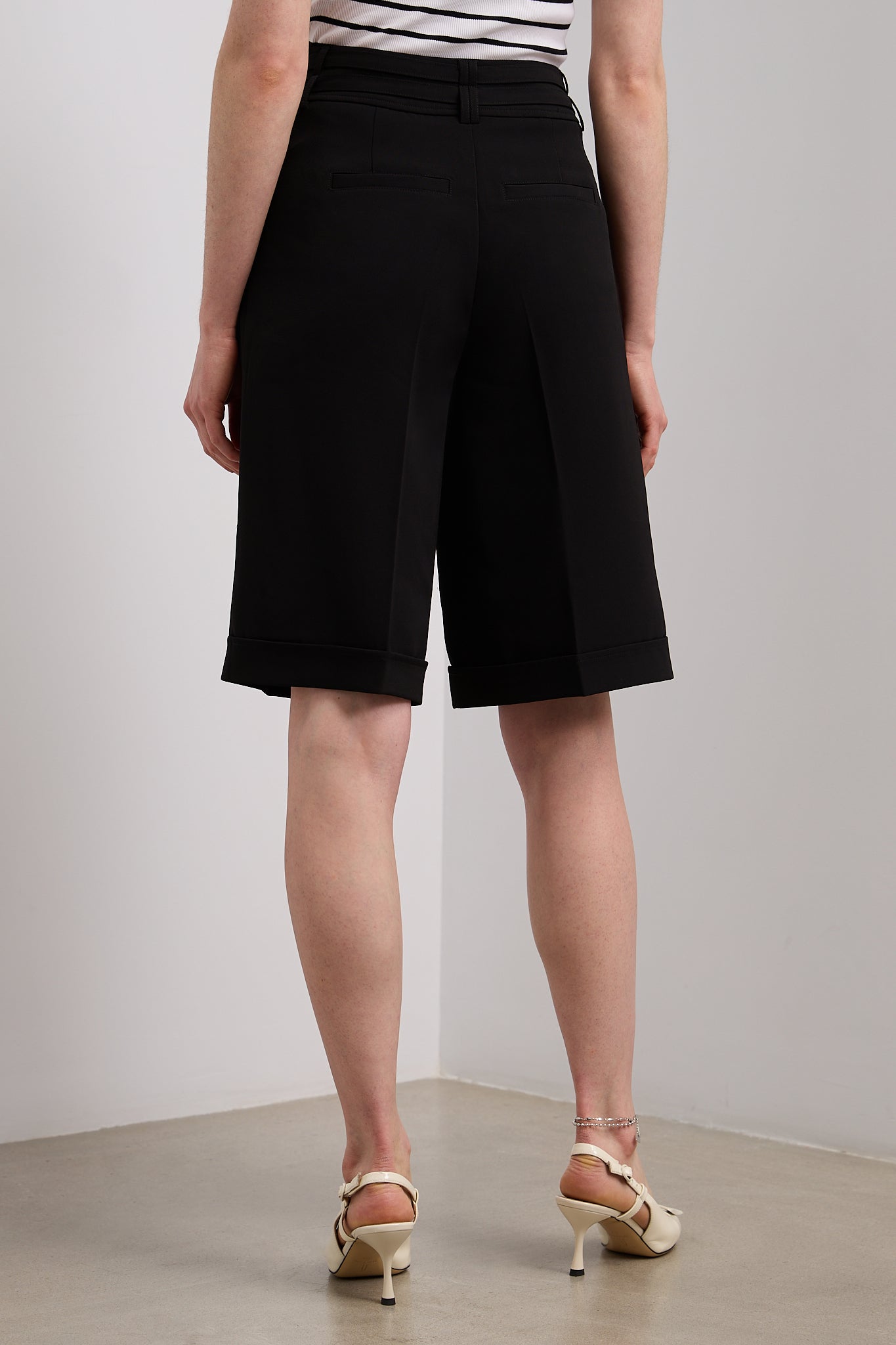 Bermuda with pleats and double belts