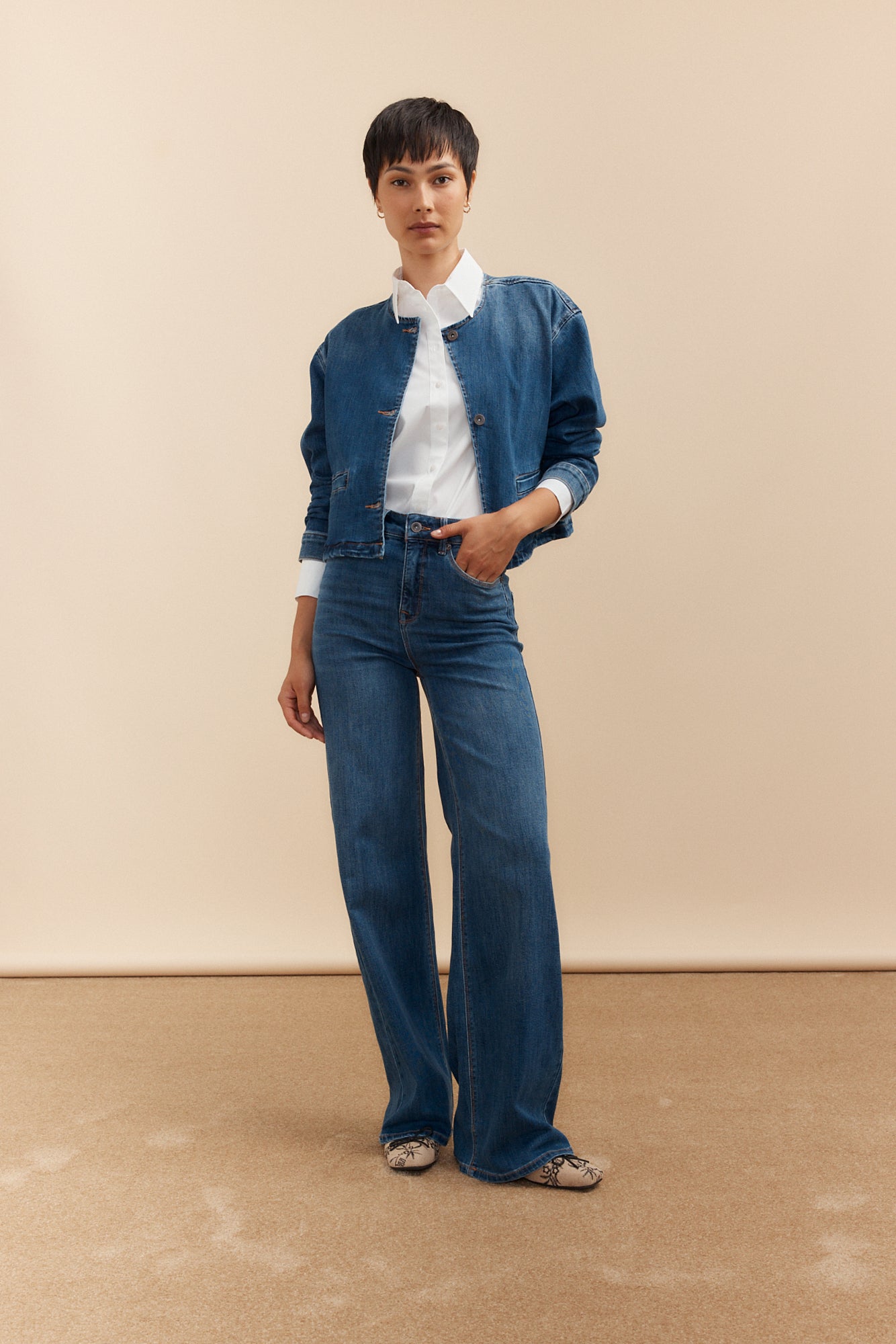 Jeans taille haute à jambe droite