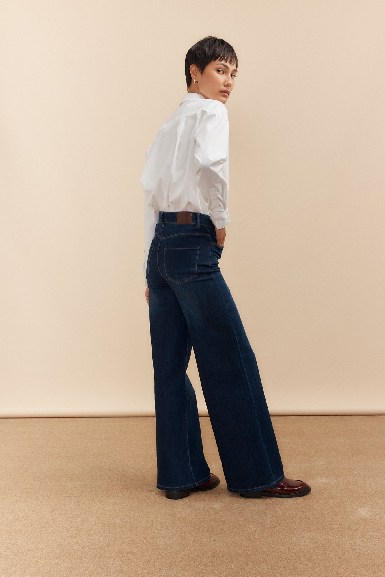 Jeans taille haute à jambe droite