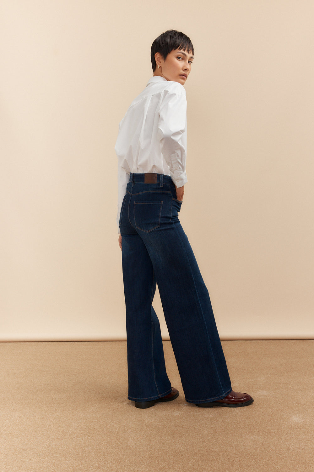 Jeans taille haute à jambe droite