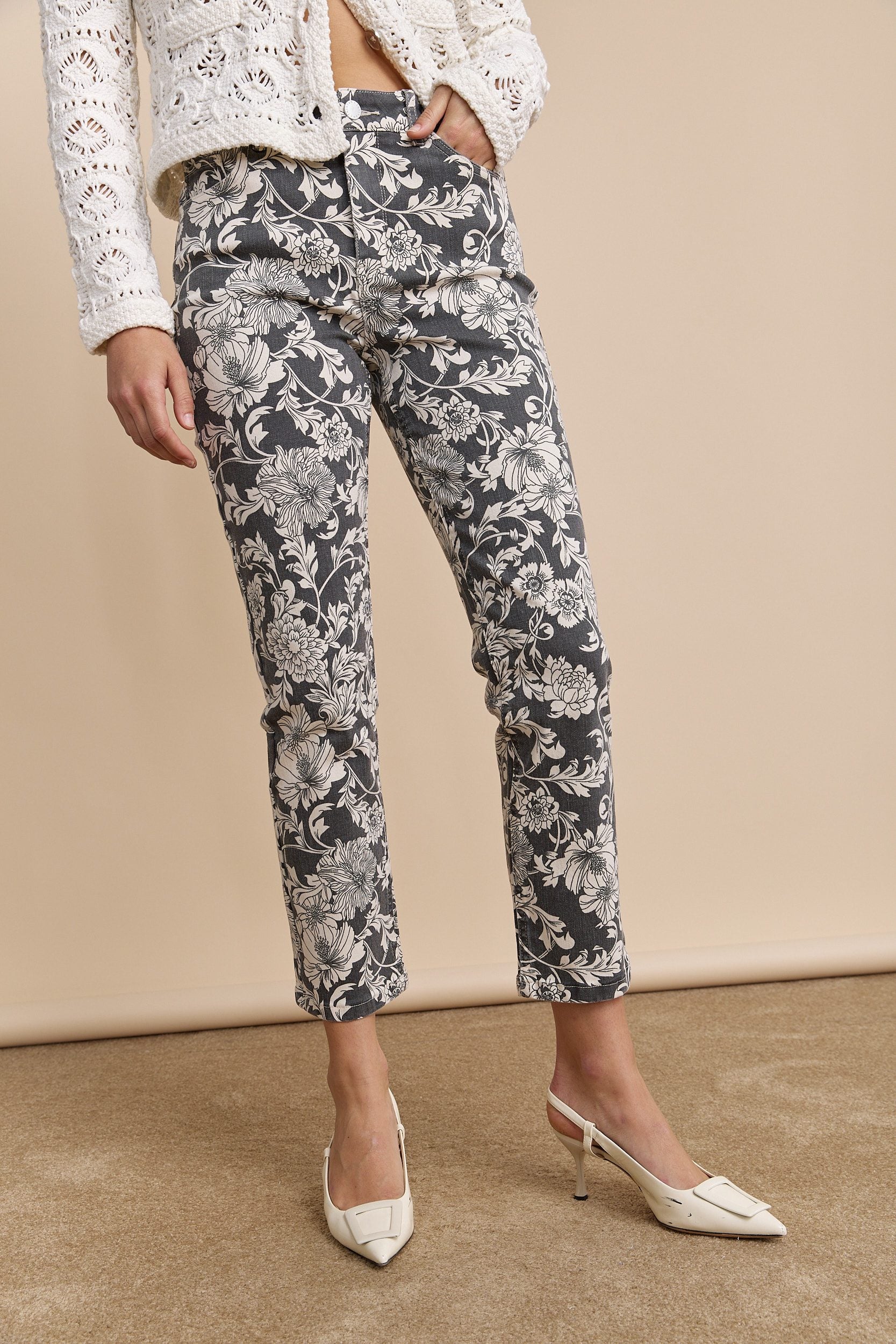 Crop jean with floral print