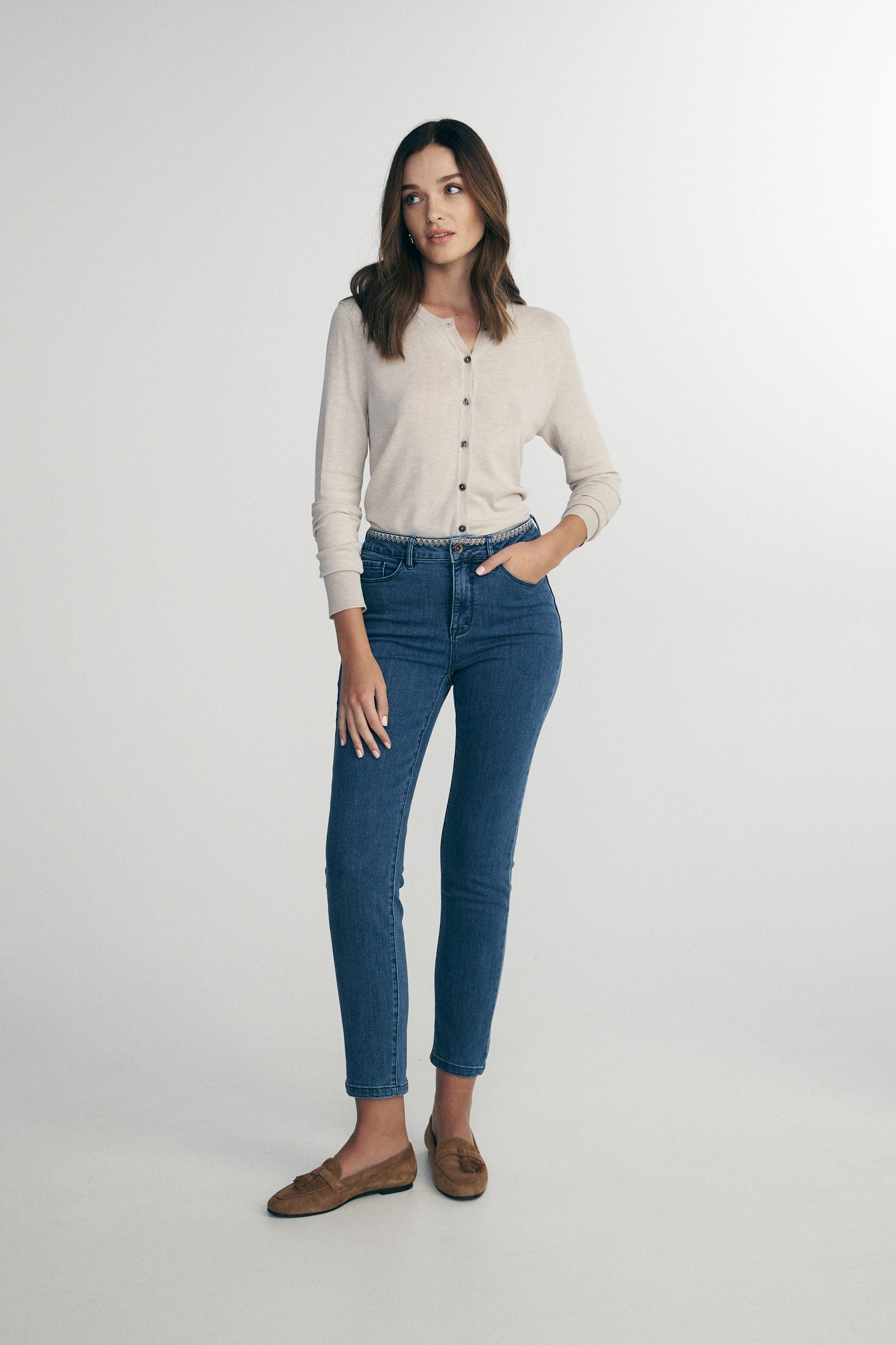 Jeans taille haute avec détail en broderie