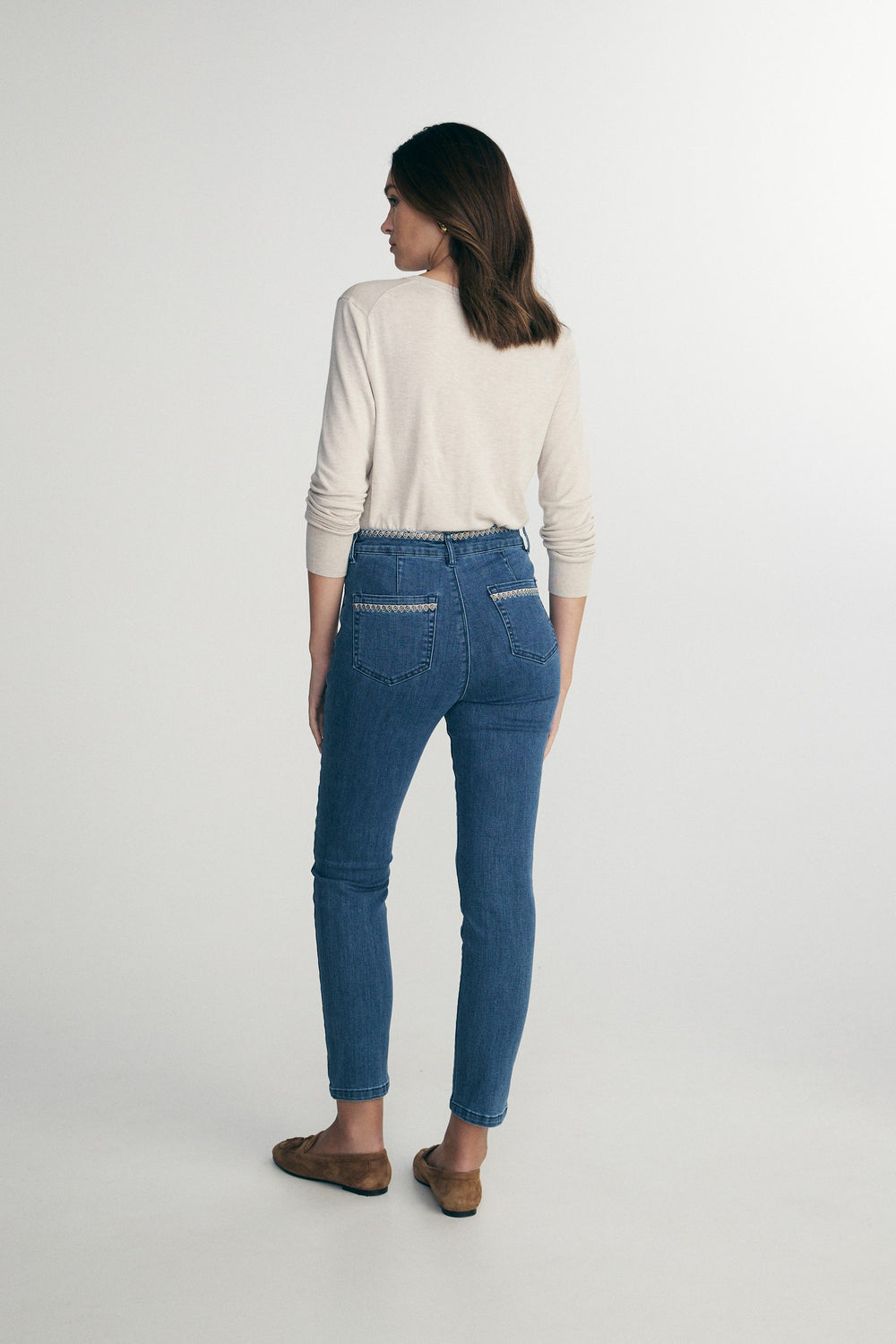 Jeans taille haute avec détail en broderie