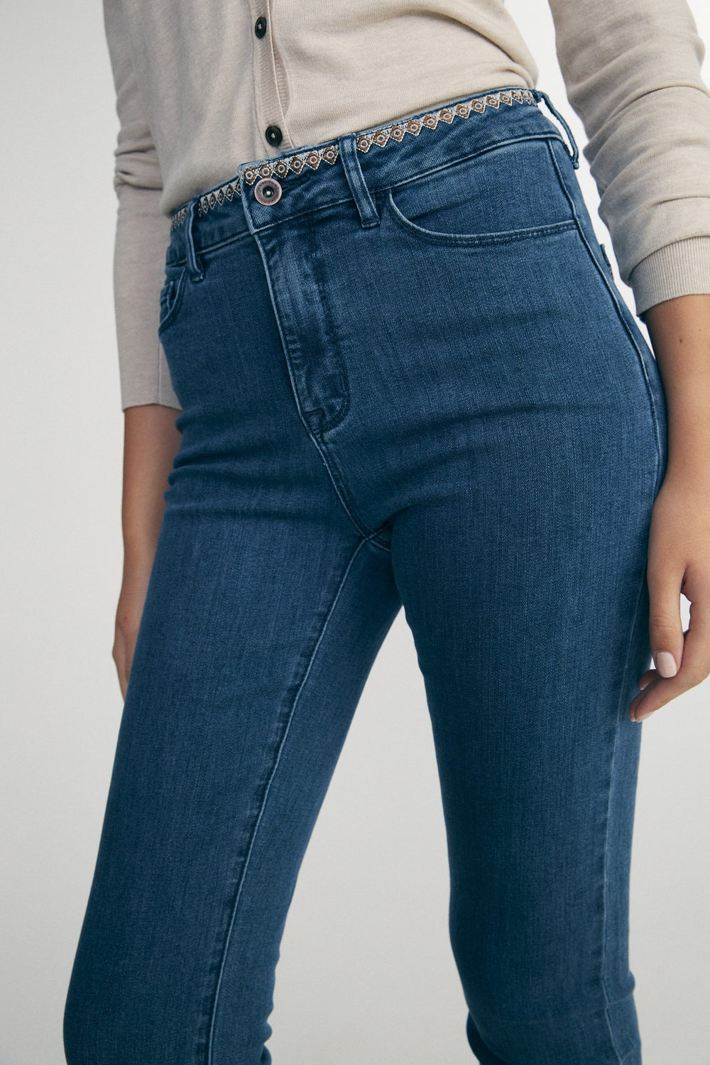 Jeans taille haute avec détail en broderie