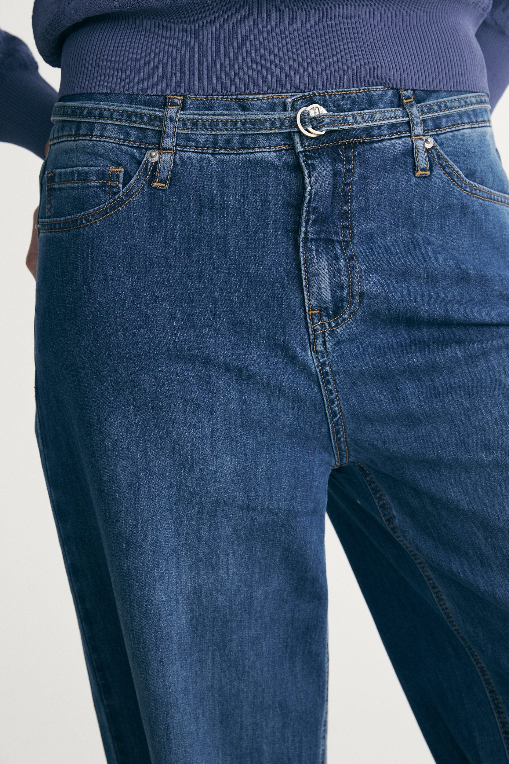 Straight jeans with belt