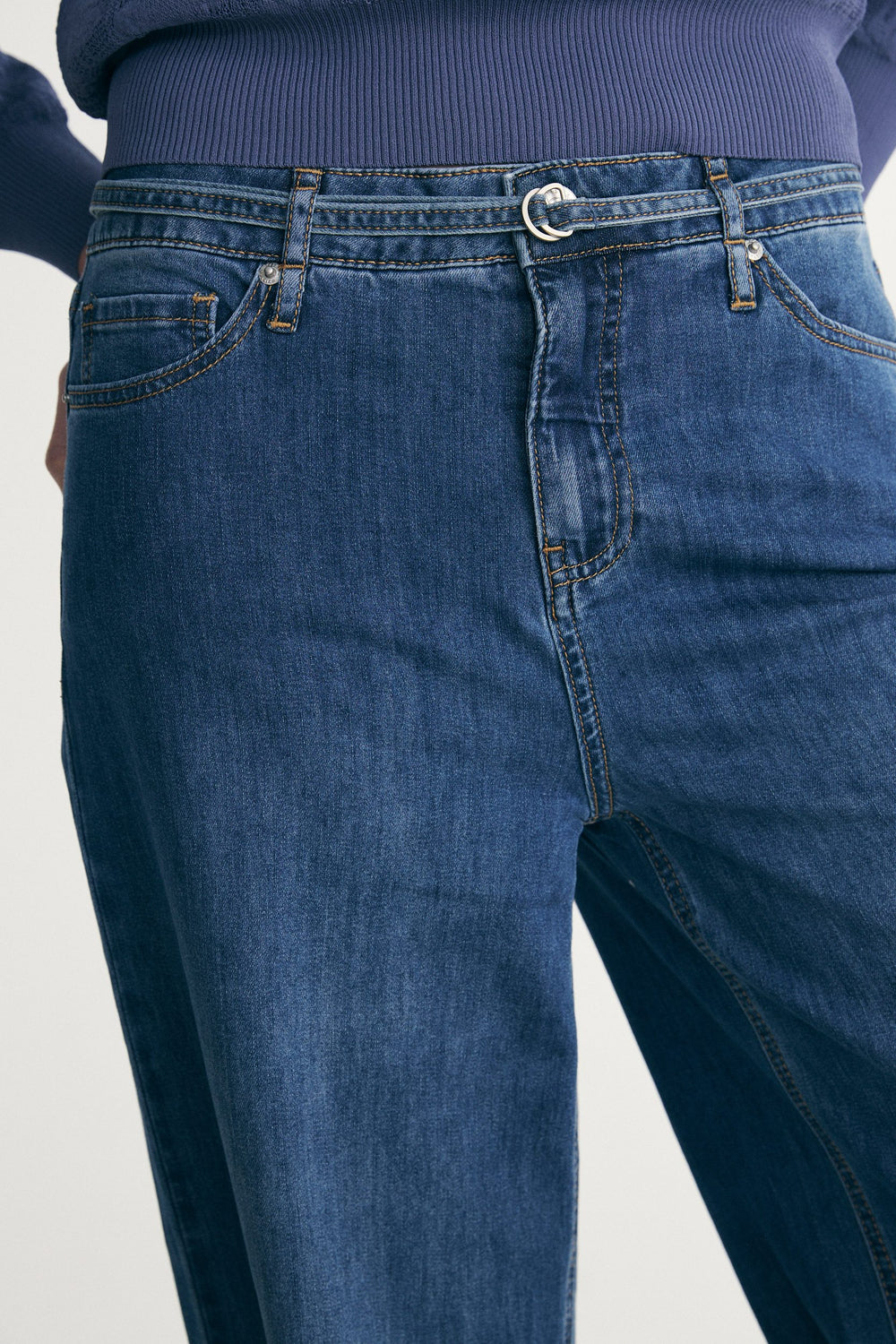 Straight jeans with belt