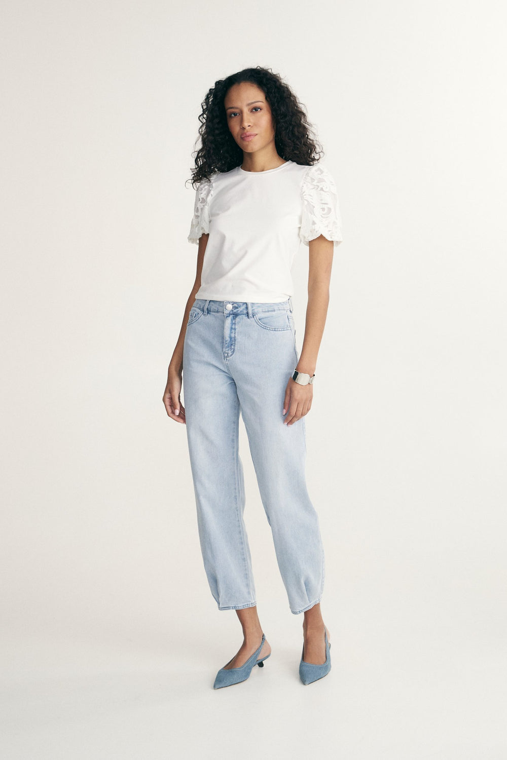 Jean taille haute avec plis à l'ourlet