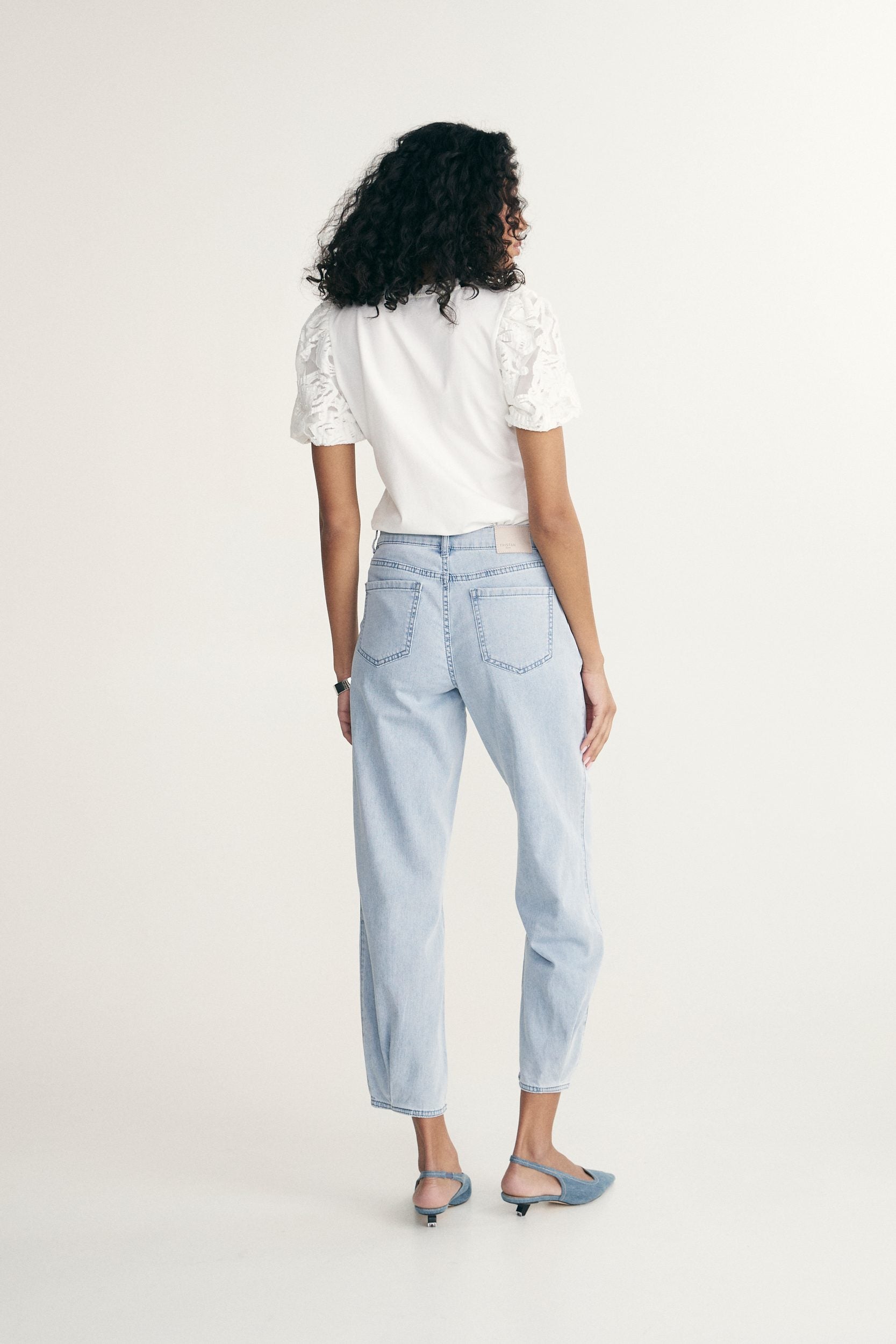 Jean taille haute avec plis à l'ourlet