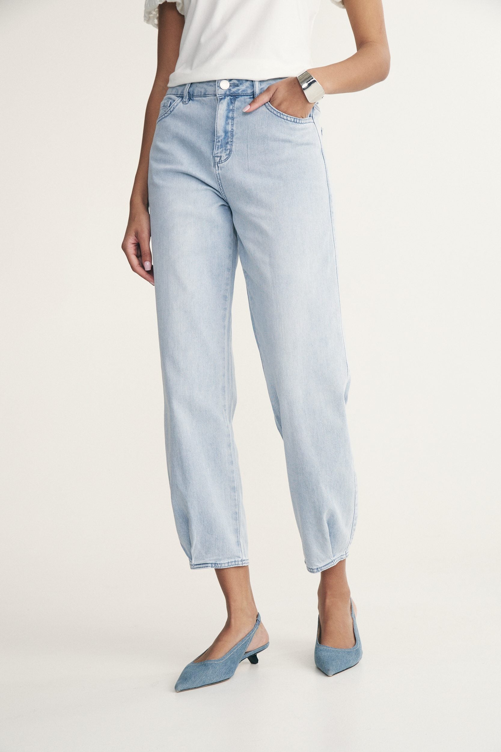 Jean taille haute avec plis à l'ourlet