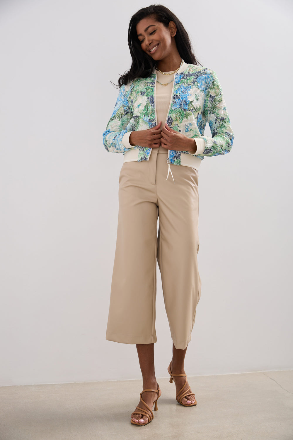 Pantalon jambe large écourté en faux cuir