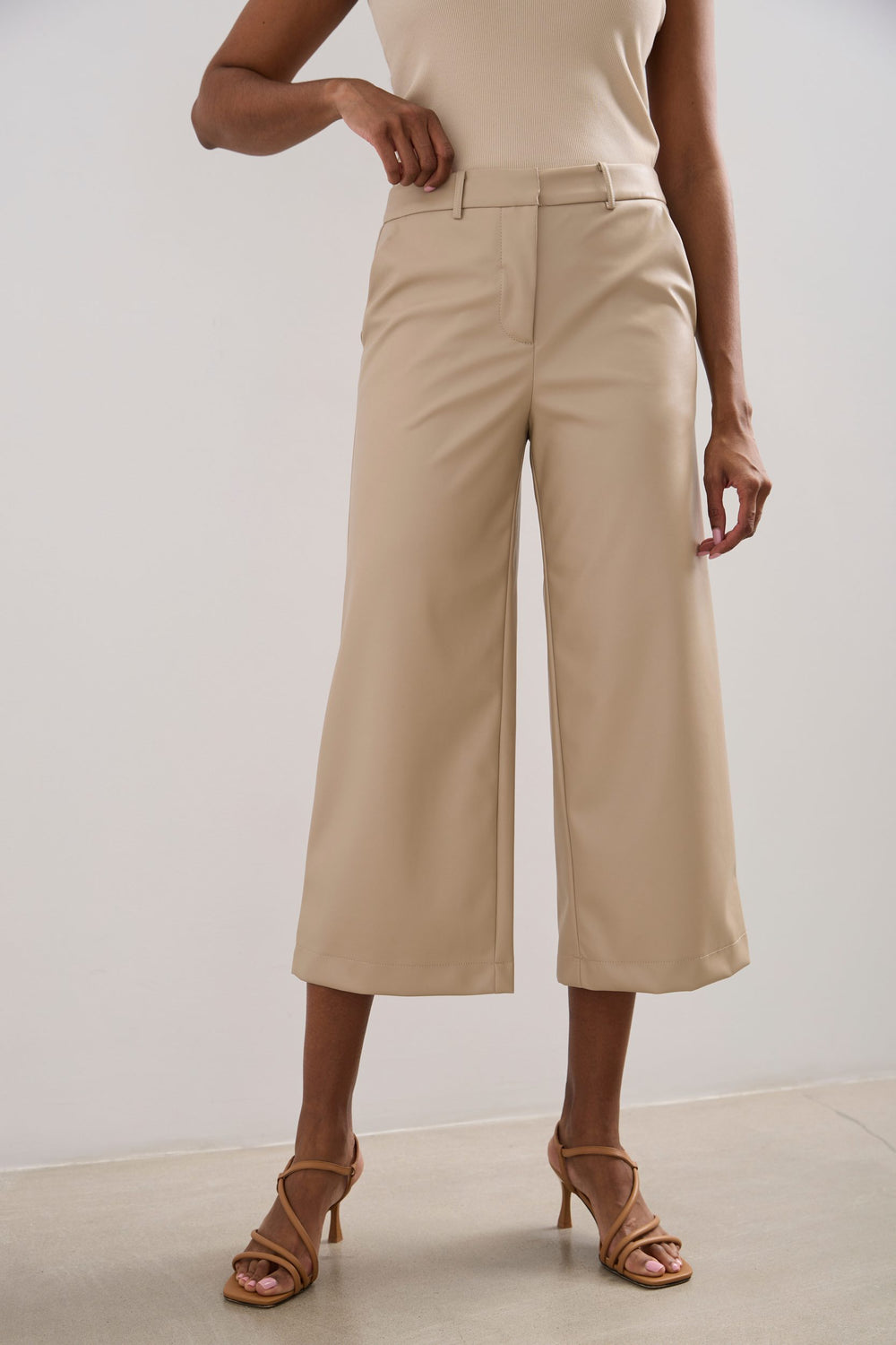 Pantalon jambe large écourté en faux cuir