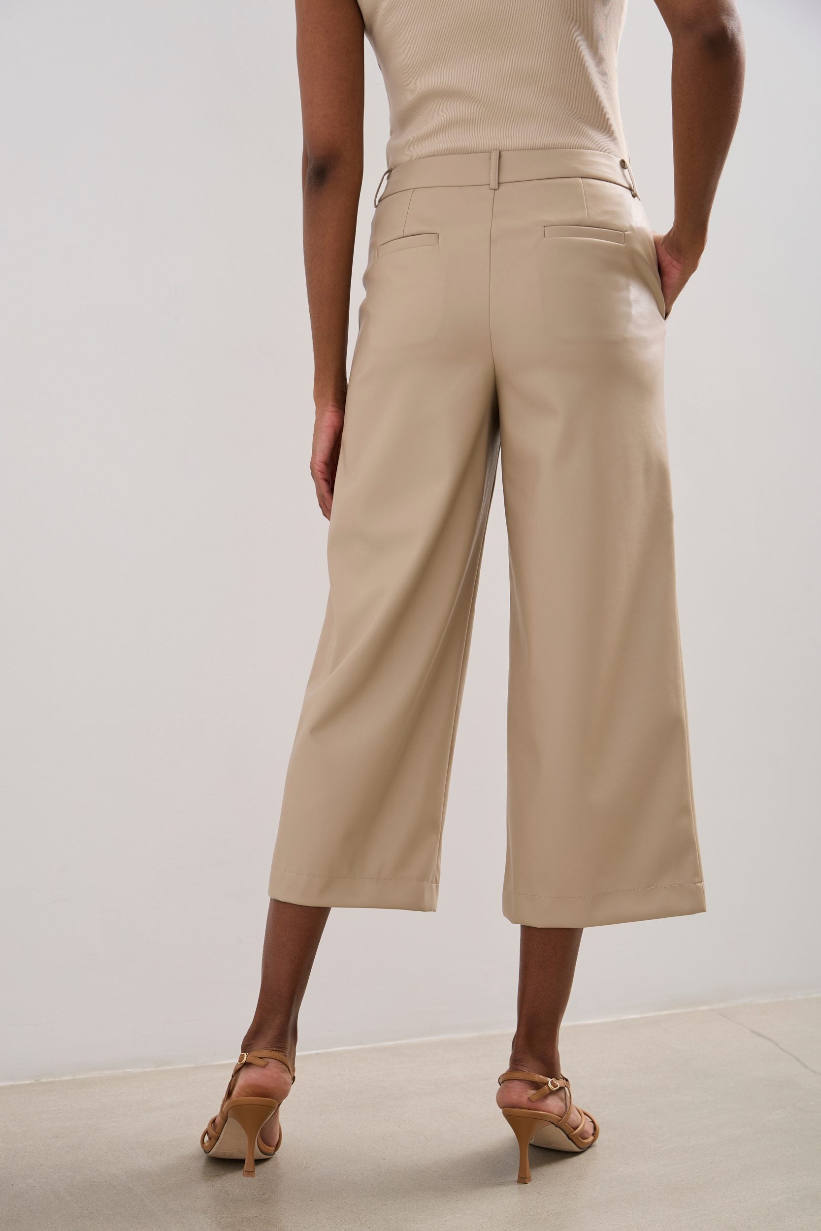 Pantalon jambe large écourté en faux cuir