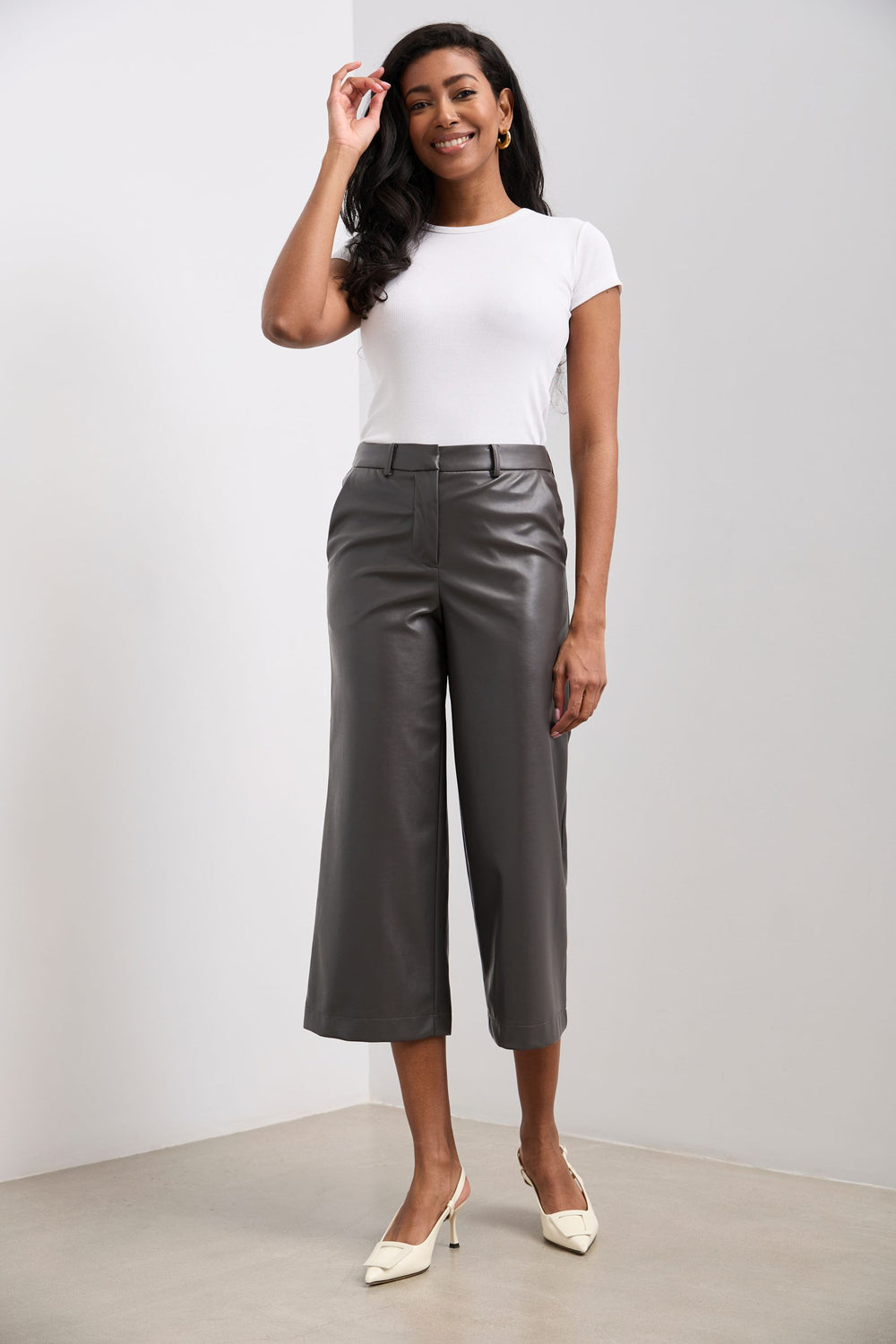 Pantalon jambe large écourté en faux cuir