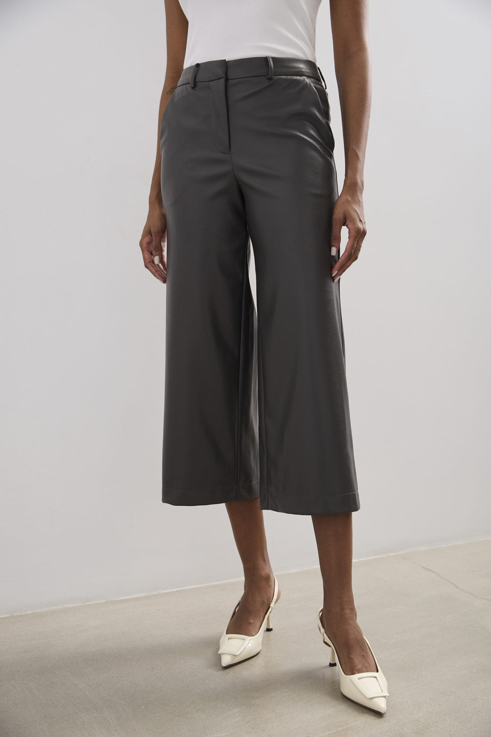 Pantalon jambe large écourté en faux cuir