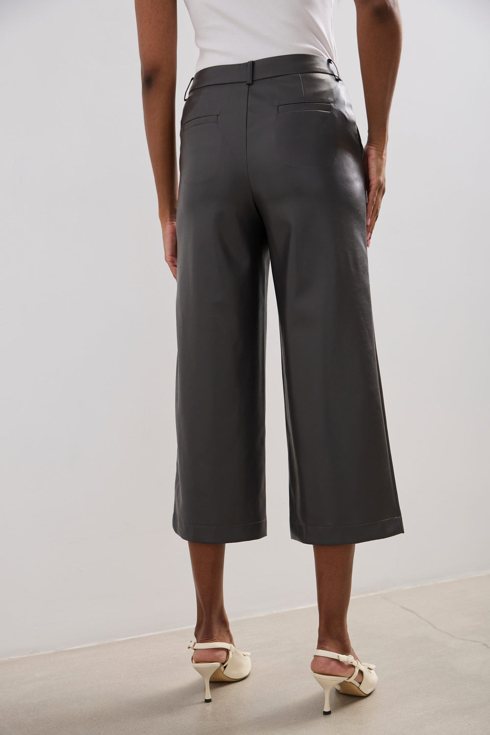 Pantalon jambe large écourté en faux cuir