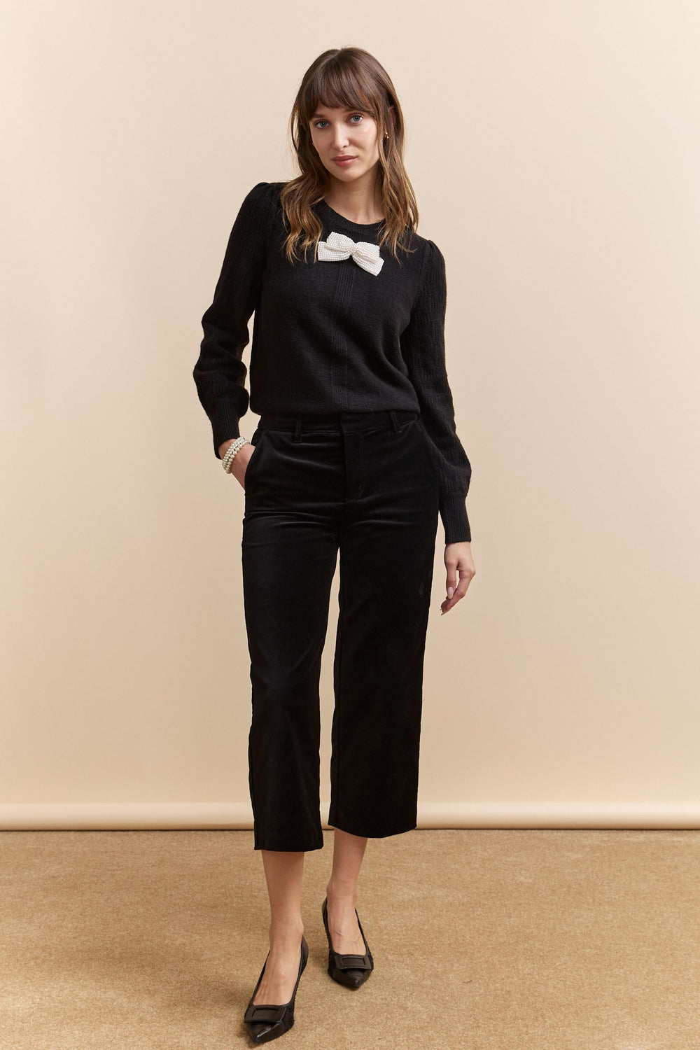 Pantalon en velours coupe urbain à jambe droite écourtée