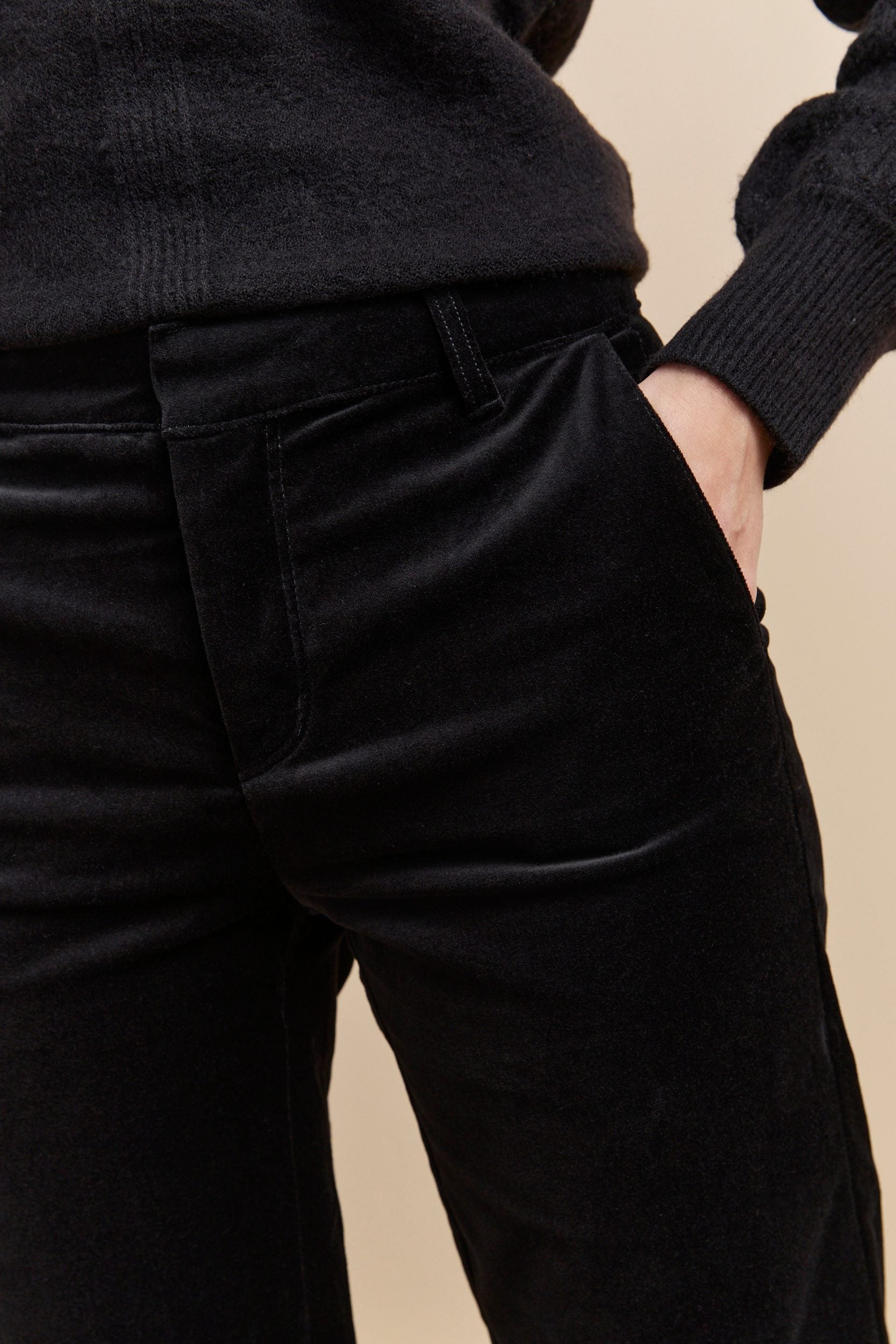 Pantalon en velours coupe urbain à jambe droite écourtée