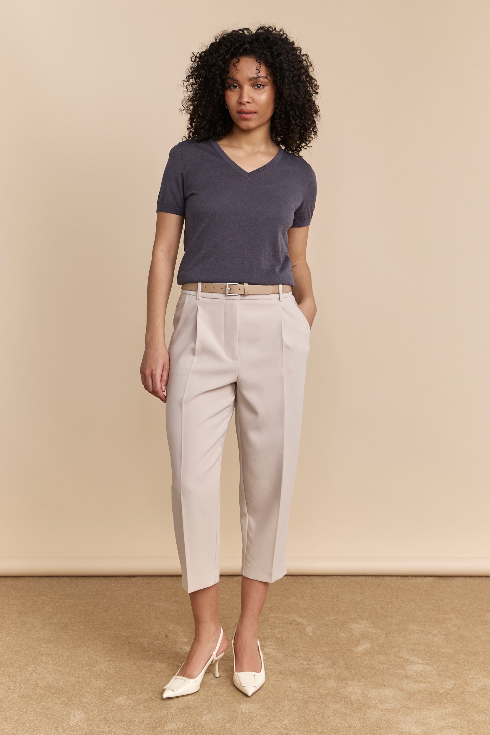 Cropped pants with pleats and belt