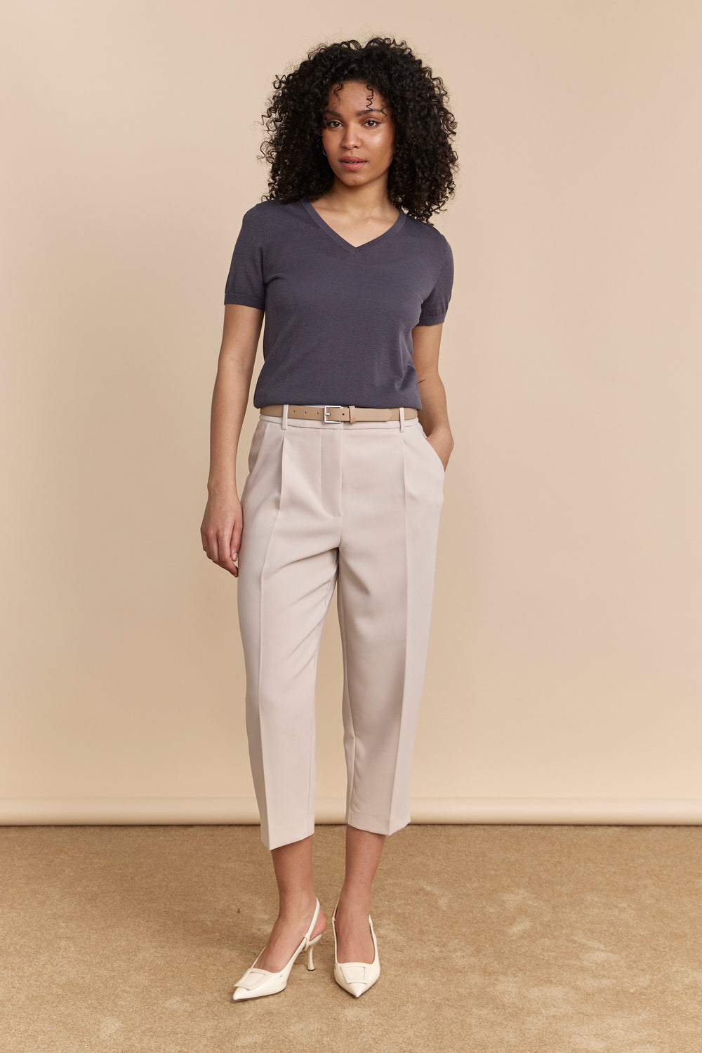 Cropped pants with pleats and belt